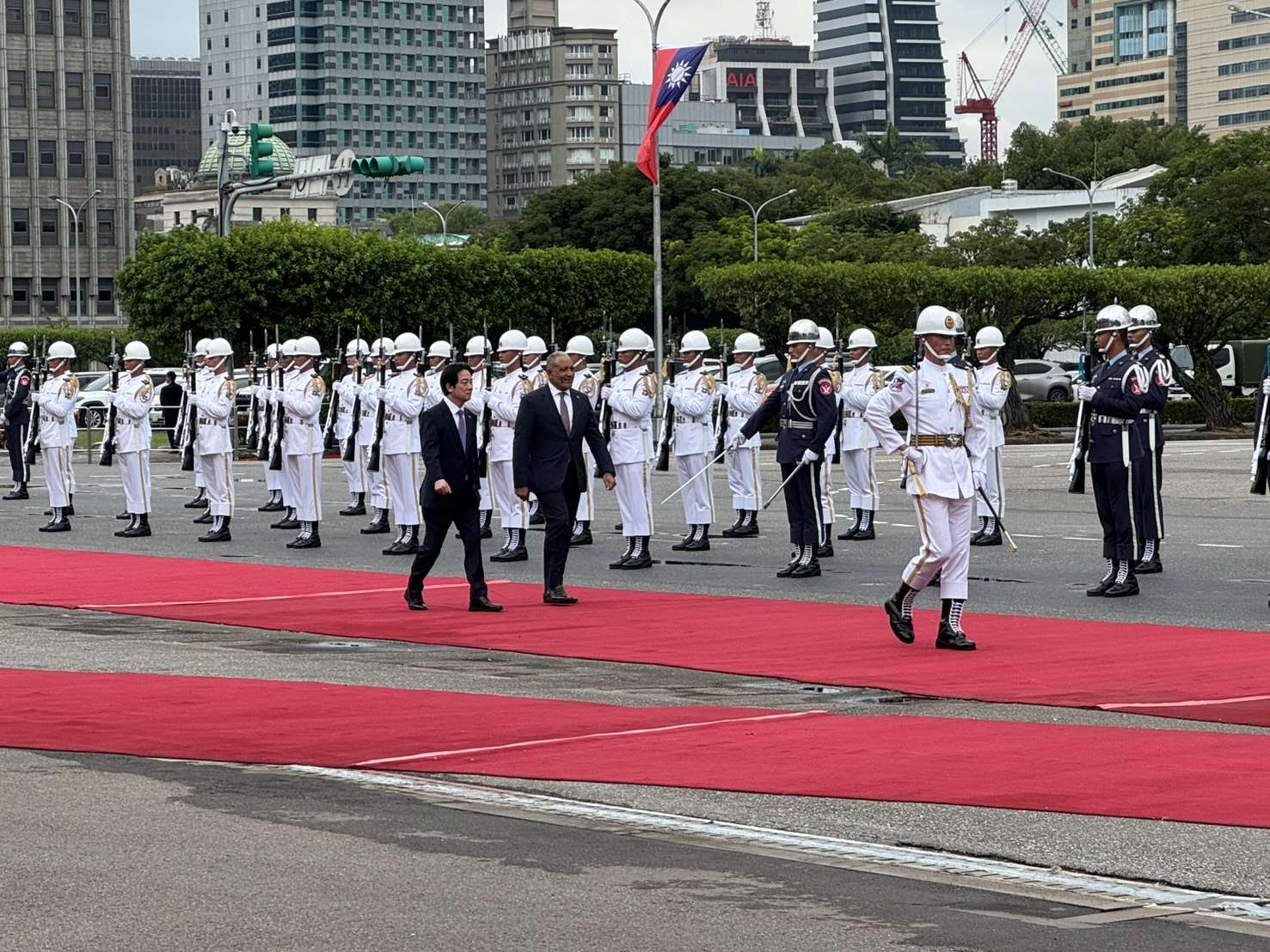 賴清德總統今天(11日)以軍禮歡迎來訪的加勒比海友邦聖文森及格瑞那丁總理傅萊德(Godwin Friday)。(劉玉秋攝)