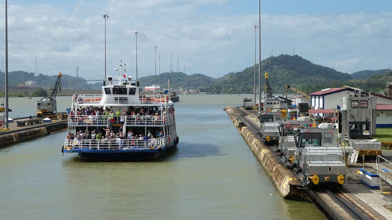 巴拿馬運河管理局(Panama Canal Authority )20日表示，巴拿馬運河將從9月4日開始限制船舶通行數，因預期聖嬰現象(El Niño)持續時間將比往年還要久，將導致水位下降。(圖：Pixabay)