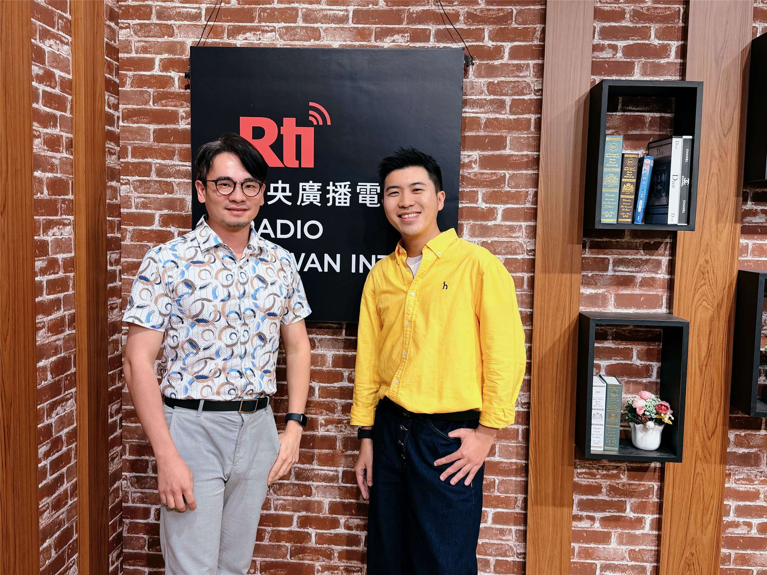 黃星達助理教授（左）與主持人內克