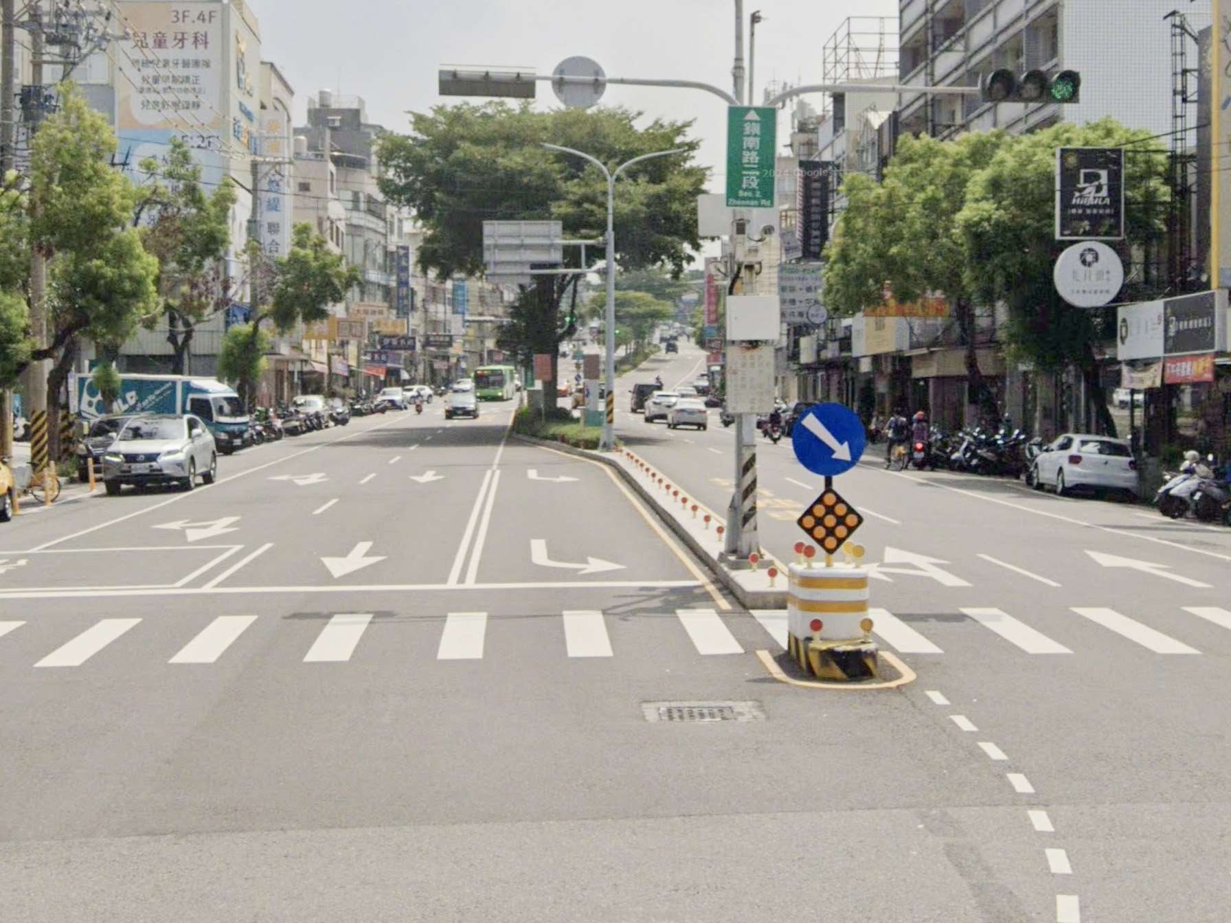 清楚的道路標線與設計，能讓駕駛更快理解前方車道如何變化。圖為偏心左轉車道。(陽明交大提供)