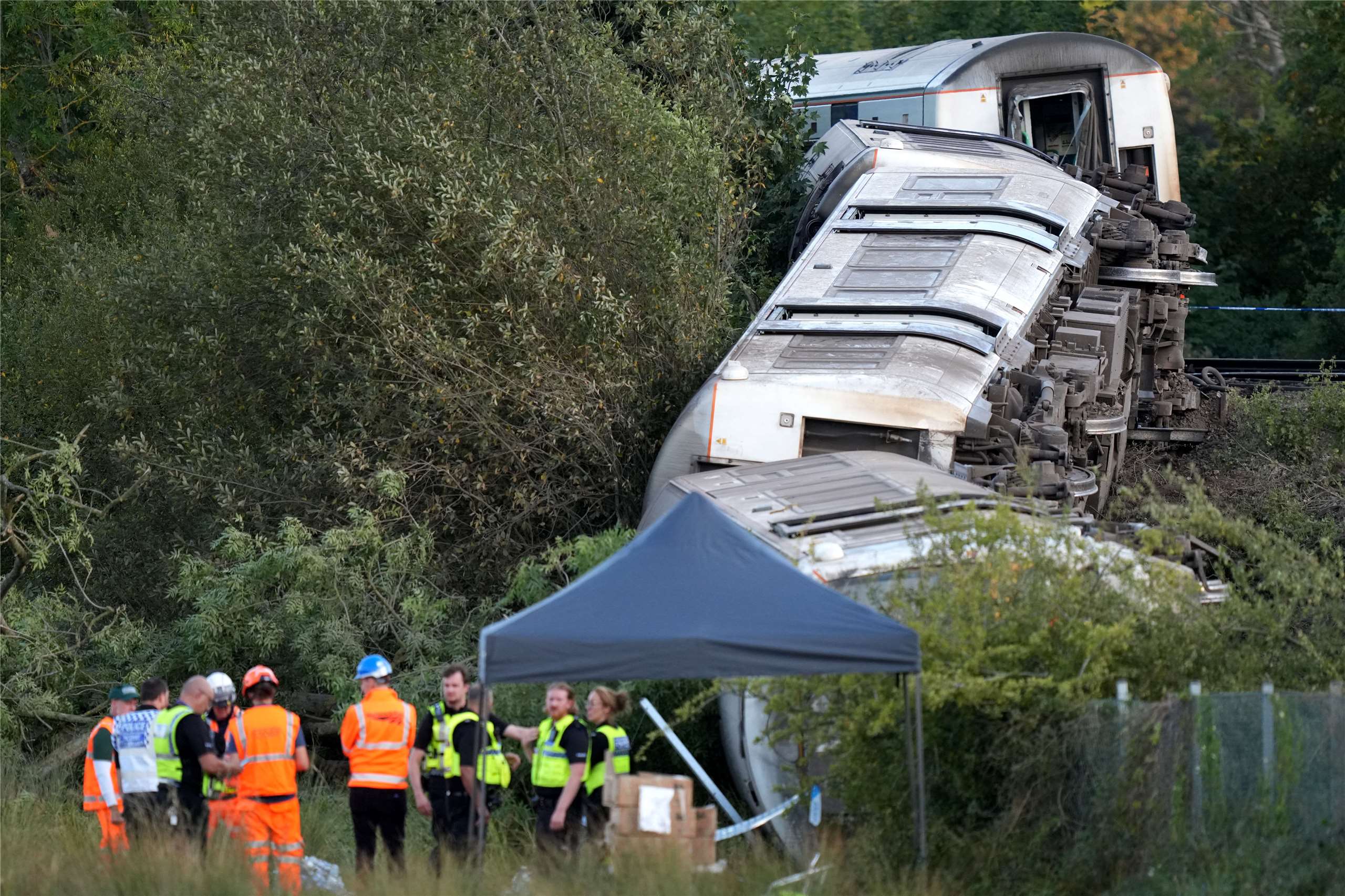 英格蘭東南部路峨斯鎮(Lewes)附近13日發生通勤列車出軌事故，有11人受傷。