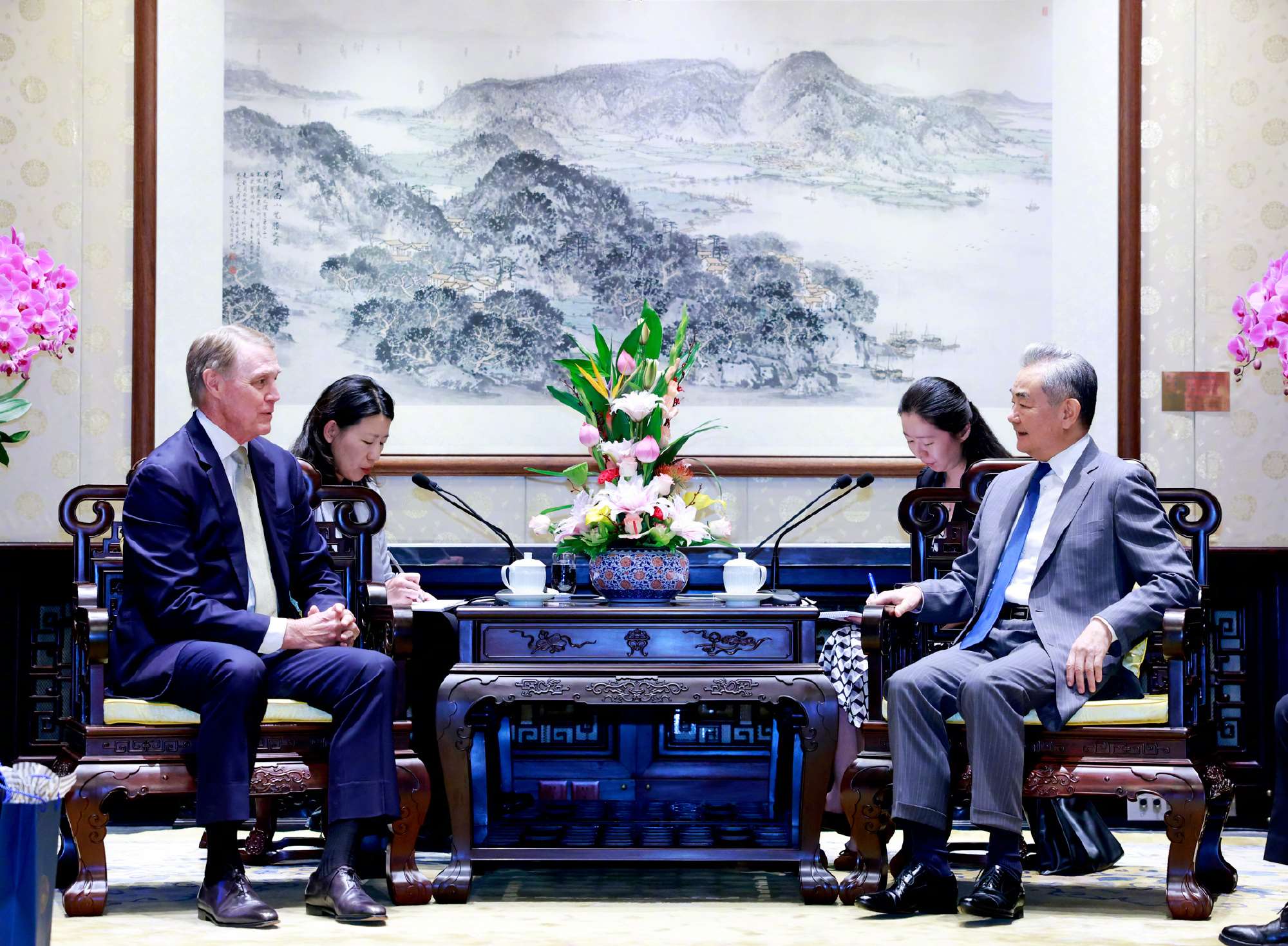 中國外交部長王毅26日在北京會見美國駐中大使龐德偉(David Perdue)。(圖:X@USAmbChina)
