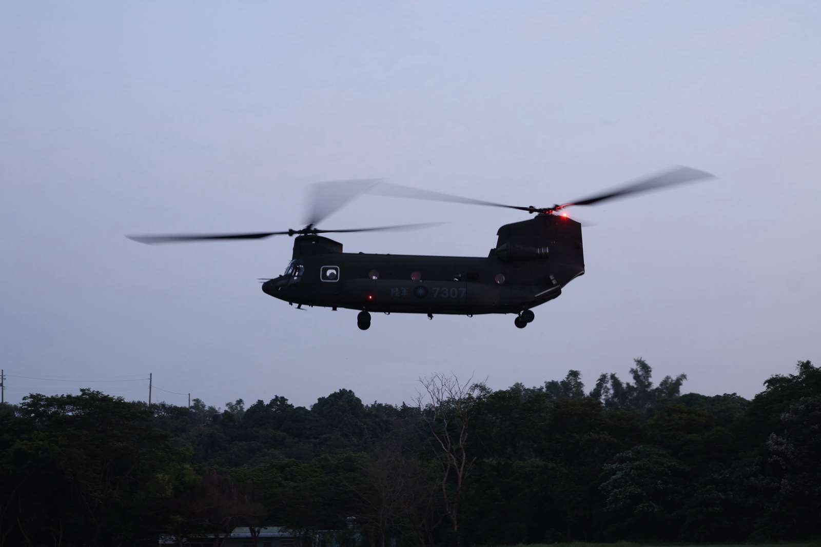 CH-47SD運輸直升機起飛，準備前往油彈補給點。(航特部提供)