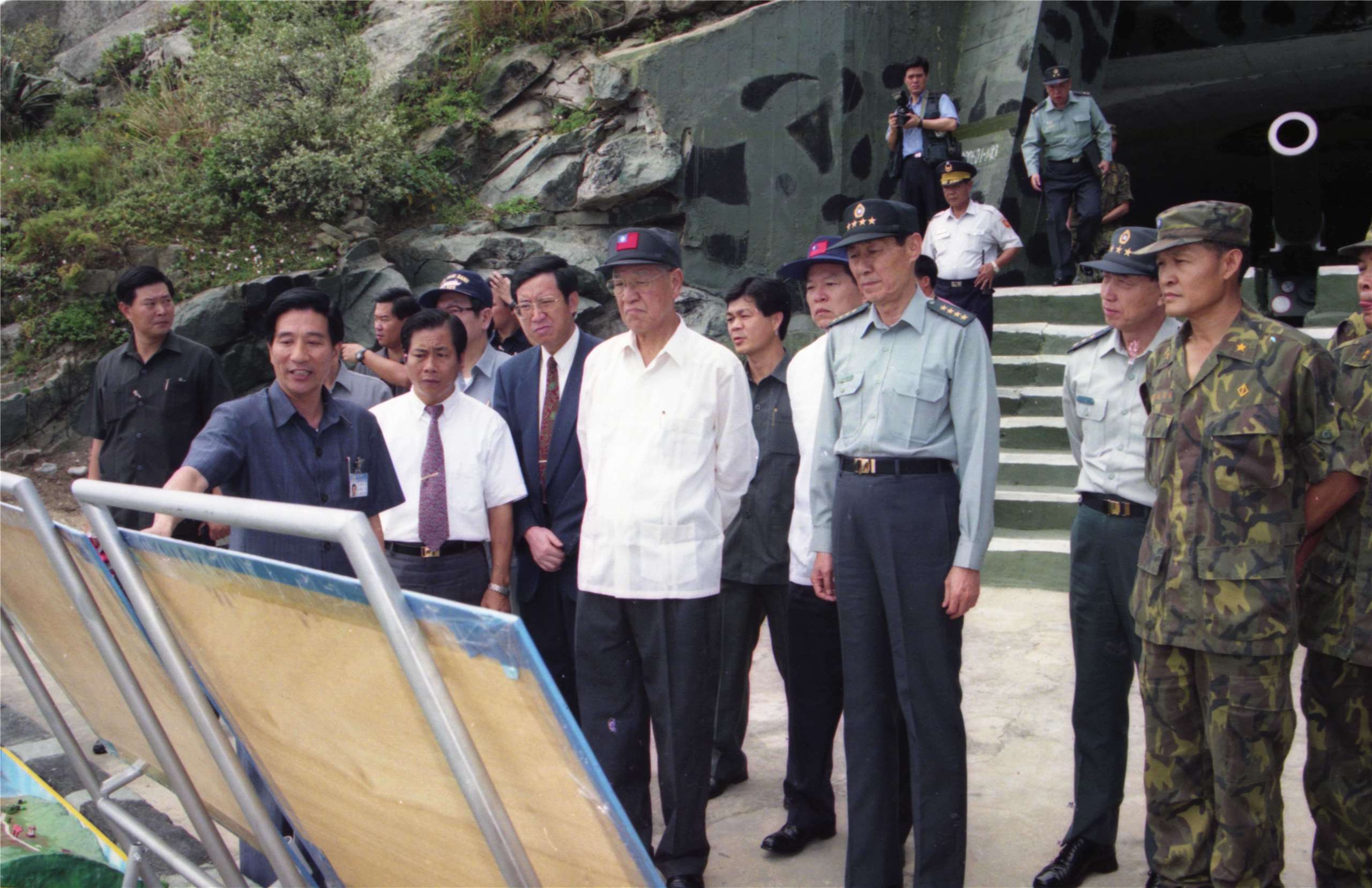 1996年總統直選期間，中共試圖以飛彈試射等軍事手段干預台灣選舉。圖為時任總統的李登輝於1996年08月31日巡視東馬資料照。(軍聞社提供)