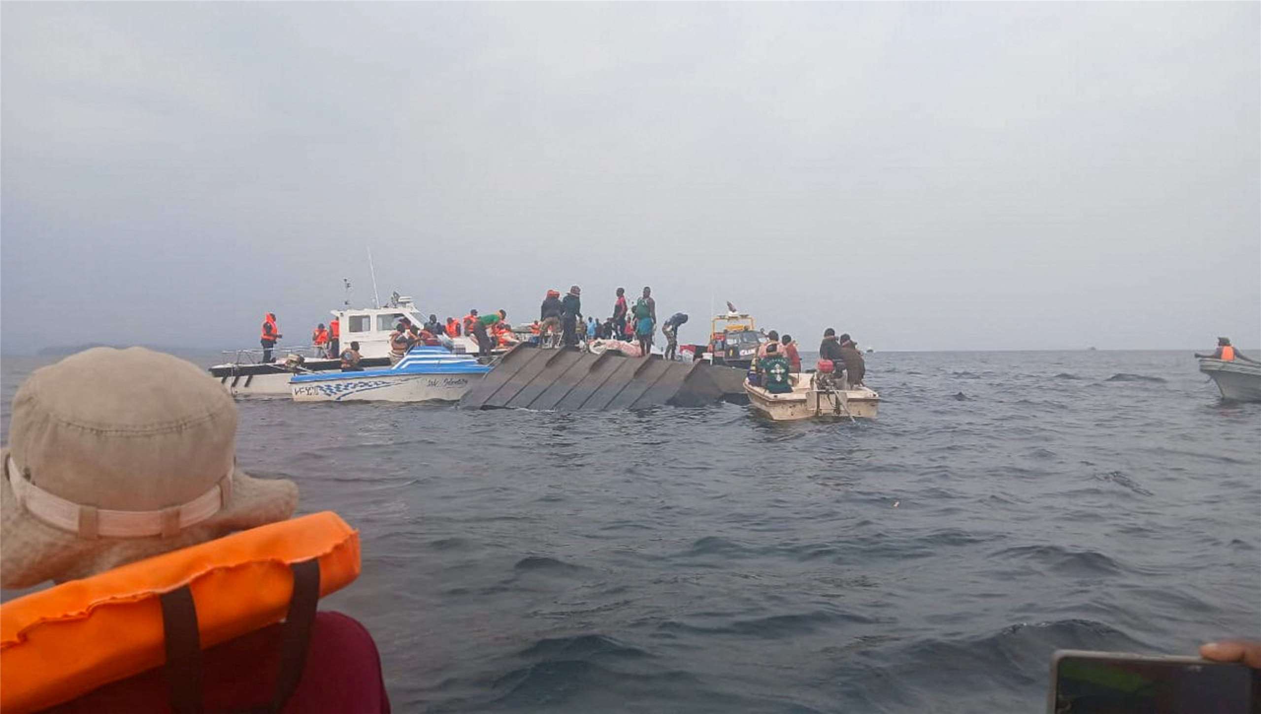 辛巴威卡瑞巴湖(Lake Kariba)本週發生渡輪翻覆事故，至少68人死亡。