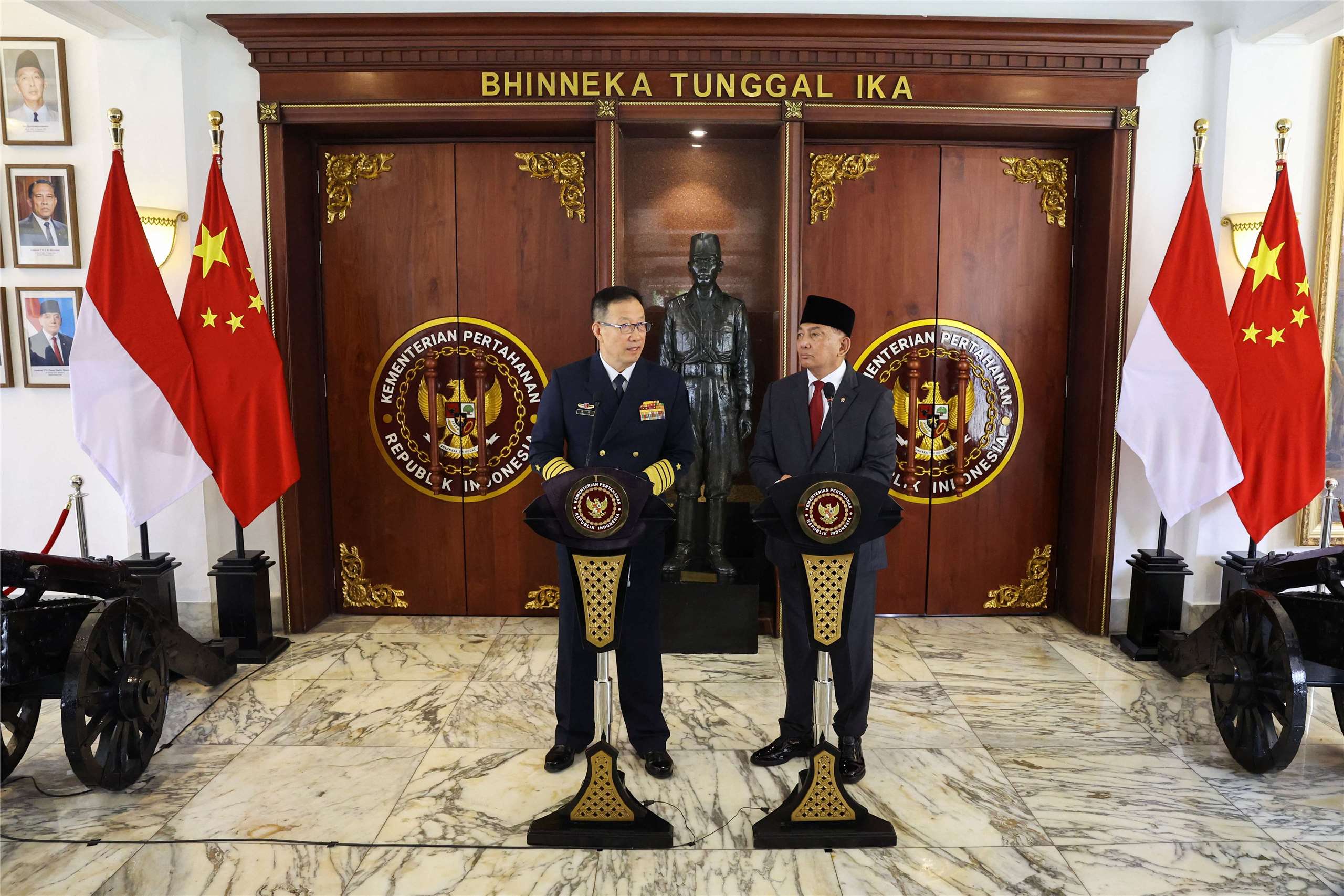 中國國防部長董軍(左)在印尼雅加達與印尼國防部長夏弗里(右)會晤後舉行聯合記者會。(路透社/達志影像)