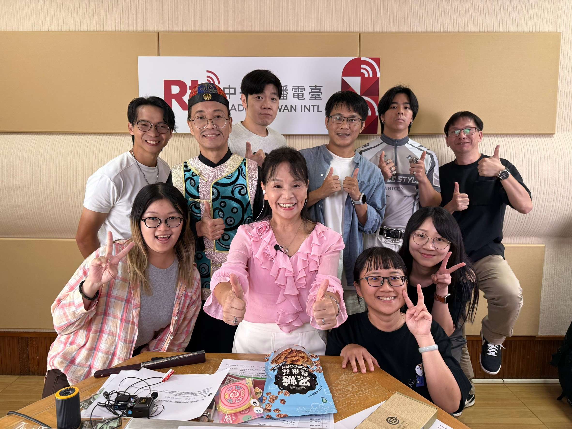 年度客語節目直播圓滿成功，感謝聽友熱情相挺，更感謝幕後的團隊，當慶!