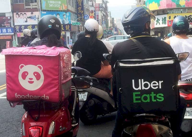 勞動部30日公布9家美食外送平台專案勞檢結果，其中有5家外送業者與外送員屬於僱傭關係，包含美食外送平台foodpanda及Uber Eats等。 (圖:中央社)  2019-10-30