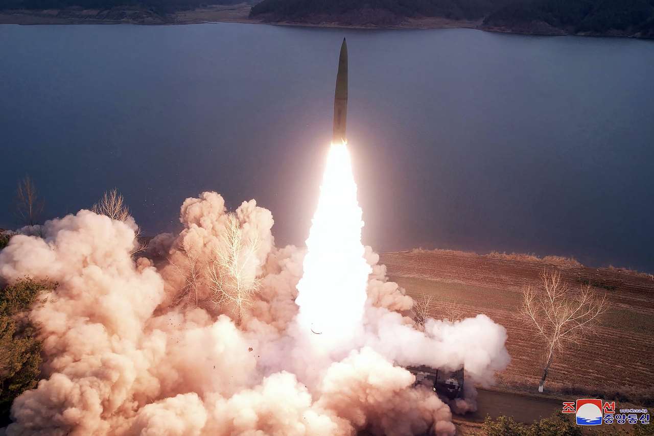 北韓12日清晨朝向東岸外海的日本方向發射了1枚彈道飛彈。(資料照)