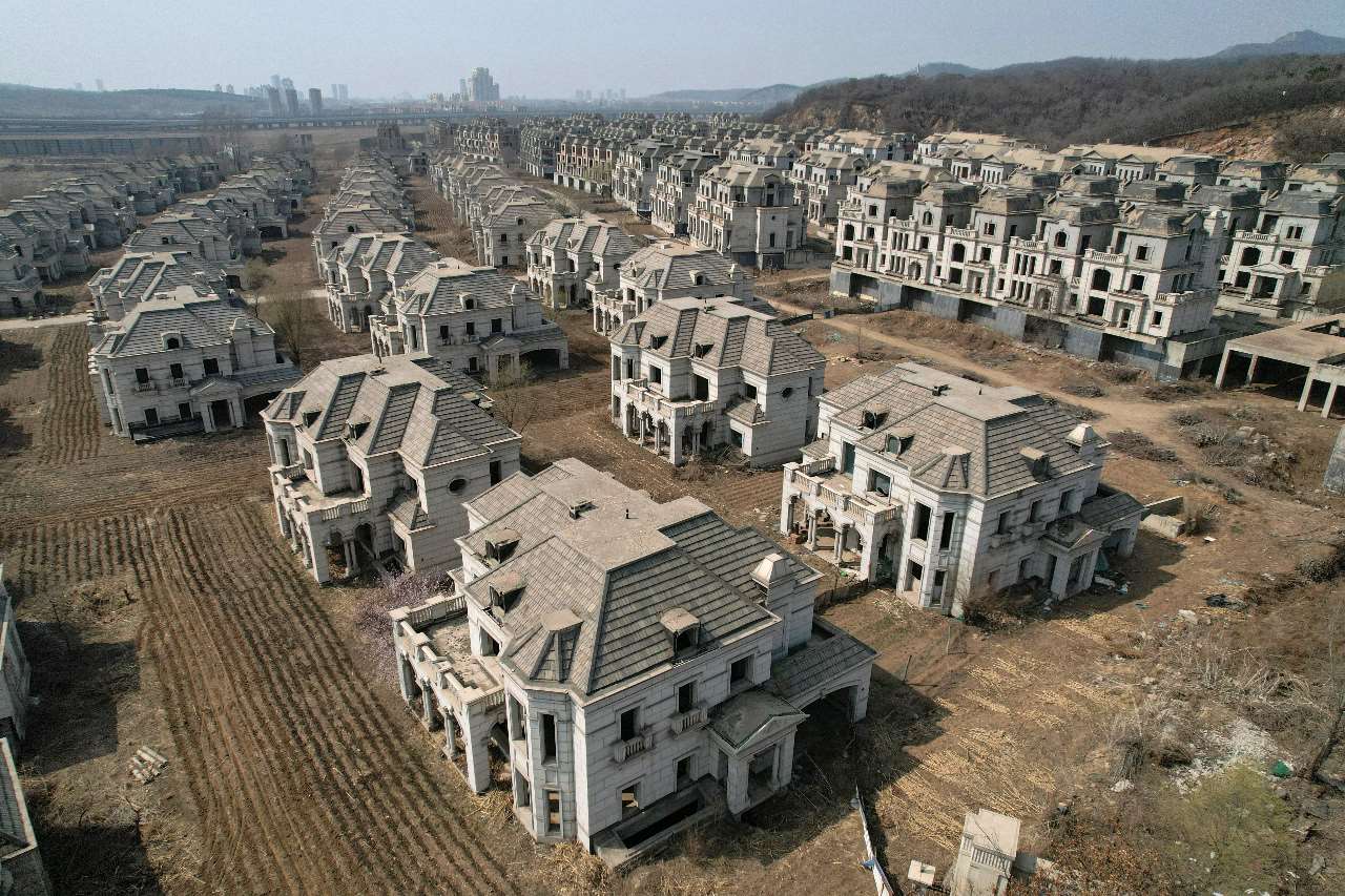 中國房地產市場萎縮，土地價格下跌。圖為中國遼寧瀋陽郊區的爛尾別墅建築工地。資料照片。