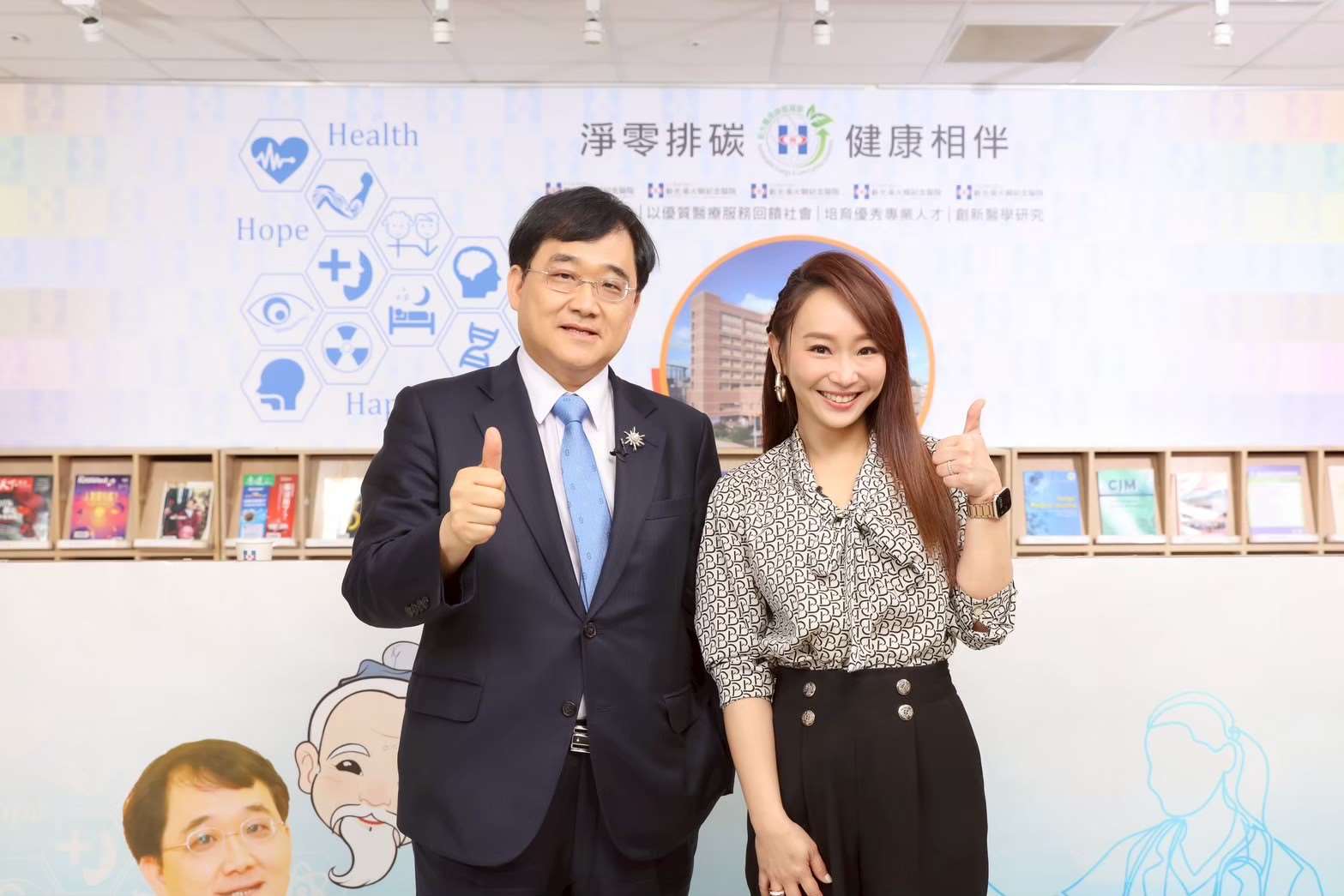 新光醫院創全台醫學中心之先，由該院副院長洪子仁(左)與主持人呂佳宜共同錄製的影音節目《子曰論健康》破百萬點閱。