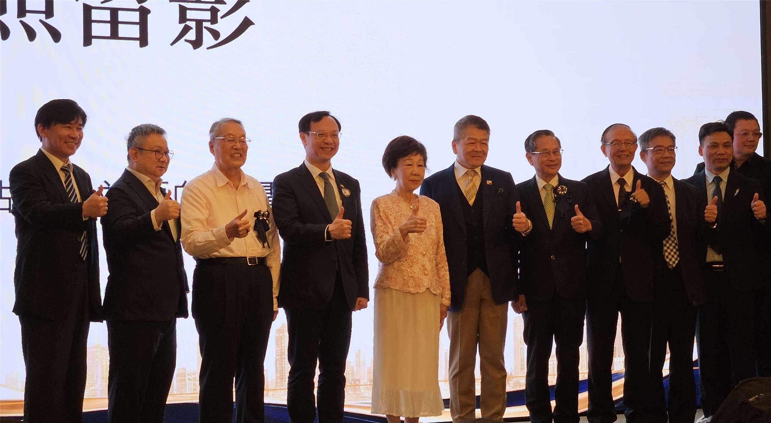 衛福部長石崇良(左4)15日出席「國際生命科學暨品牌金融高峰論壇」。(劉品希 攝)