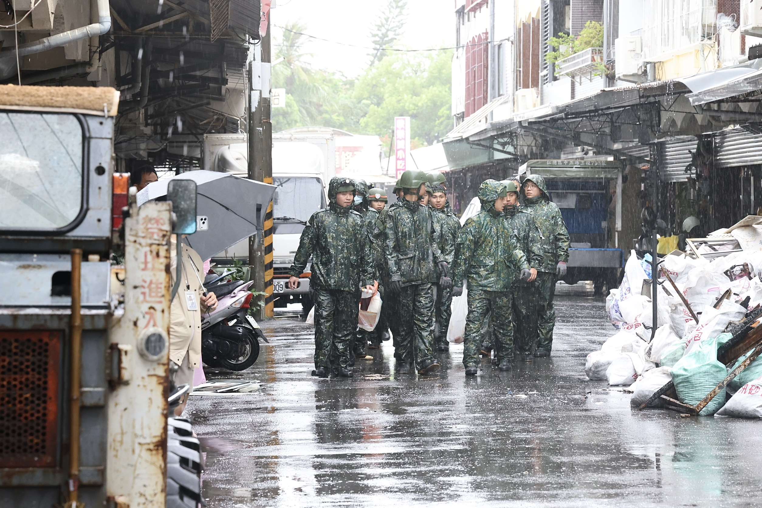 國軍協助台南火警受災戶清理環境 （南市府提供）