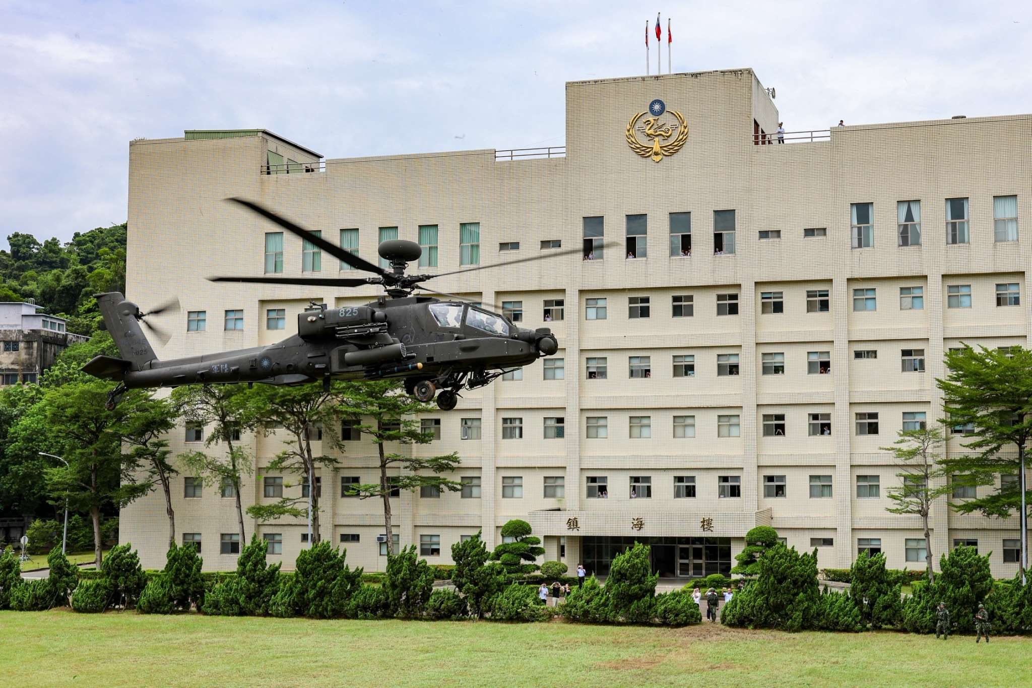 陸軍601旅所屬「阿帕契」攻擊直升機，10日於台北市文山區的海巡署執行「分散部署演練」，驗證並彰顯國軍與海巡之協作能量。(海巡署提供)