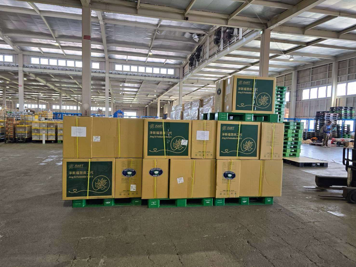 慈濟首批援助物資已送抵受災嚴重的熊本縣八代市，將由市府分配至46處避難所使用。(慈濟基金會提供)