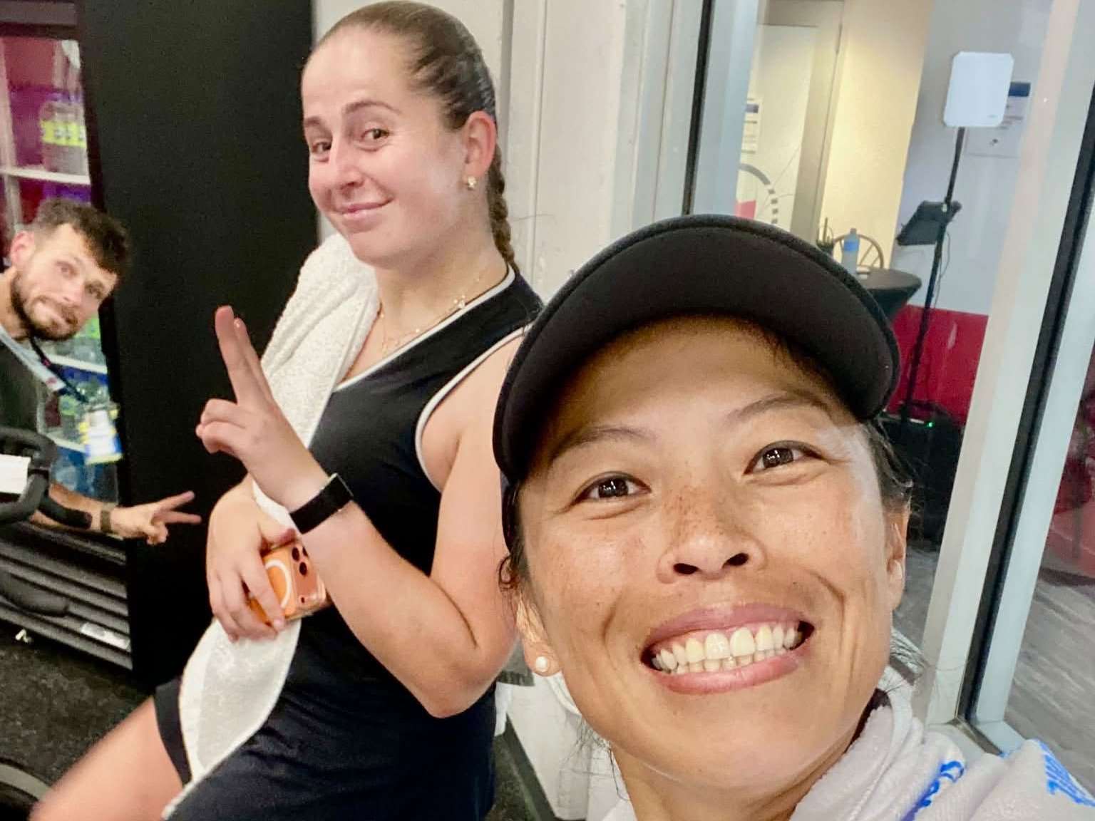 台灣「百搭女王」謝淑薇再度和拉脫維亞老搭檔奧斯塔朋科(Jelena Ostapenko)在WTA千分等級的多倫多女網賽合作，順利晉級8強。(圖：謝淑薇臉書)