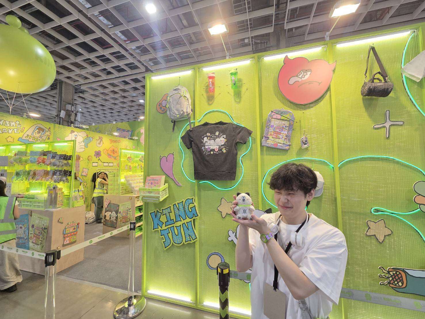 2026台灣文博會品牌商展6日在南港展覽館登場。參展的人氣插畫家KINGJUN今年也以全新IP角色「NOMA貪吃貓」打造展區，並以「欲望世界」為主題。(江昭倫 攝)