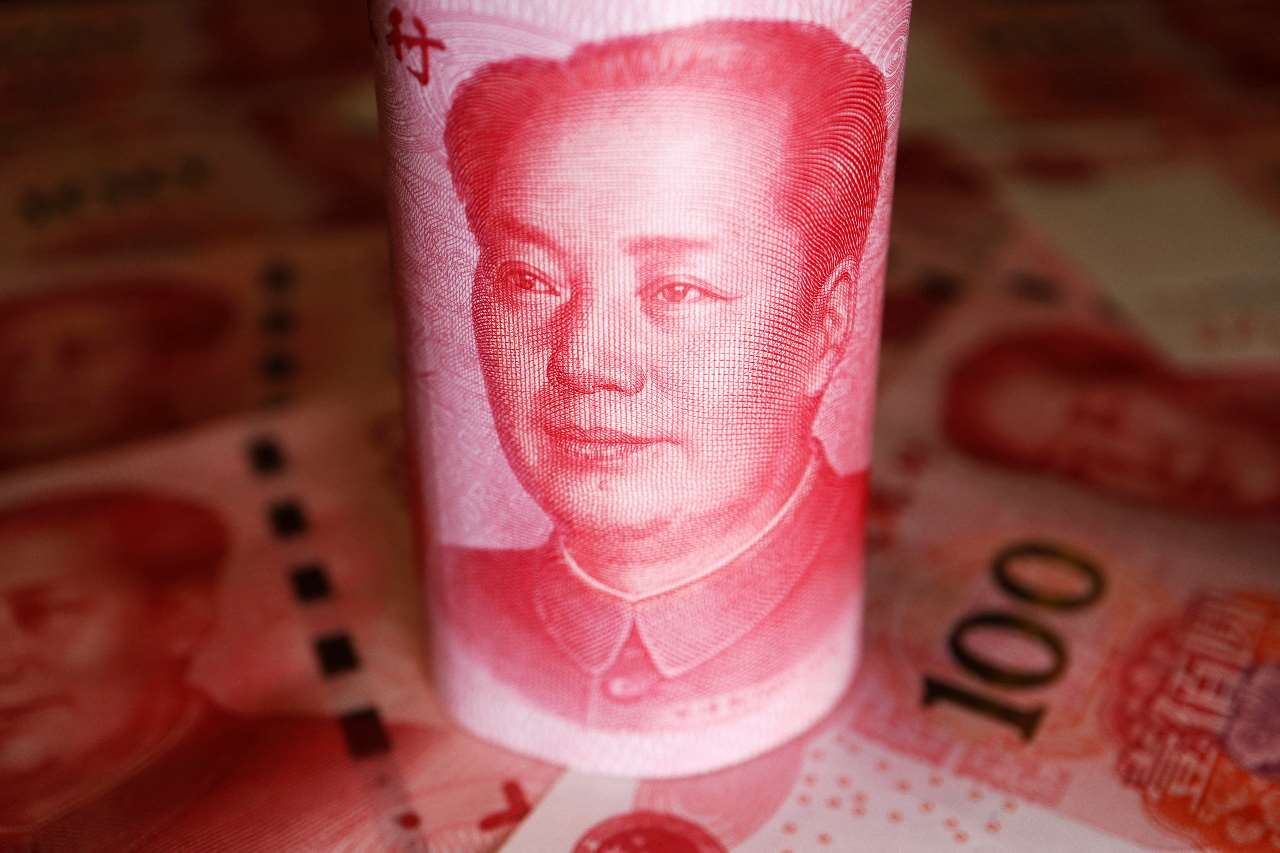 中國緊抓資金外流，根據公布修訂版「對外投資管理辦法」，首度將管理對象從企業擴及其他組織和居民個人，並透過報告制度強化防範境外風險。(路透社/達志影像)