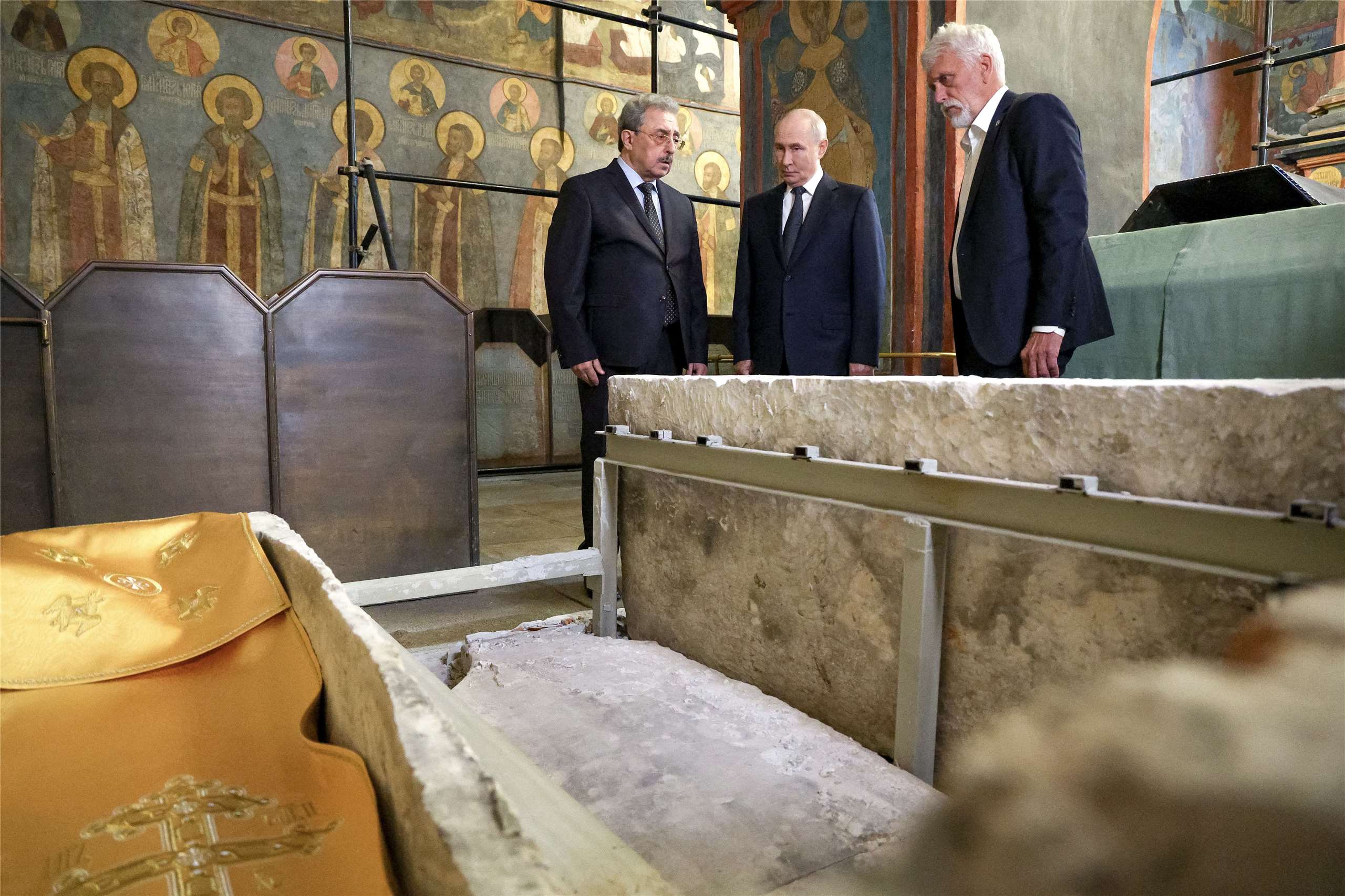 大教堂修復工程發現遺骸，俄羅斯總統普丁(Vladimir Putin)(中)20日視察中世紀戰士大公德米崔頓斯科伊(Dmitry Donskoy)被打開的石棺。
