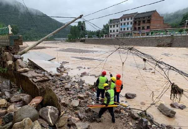 中國陝西省受到暴雨與洪水襲擊，造成當地道路橋樑受損、斷訊斷電。(圖取自微博)