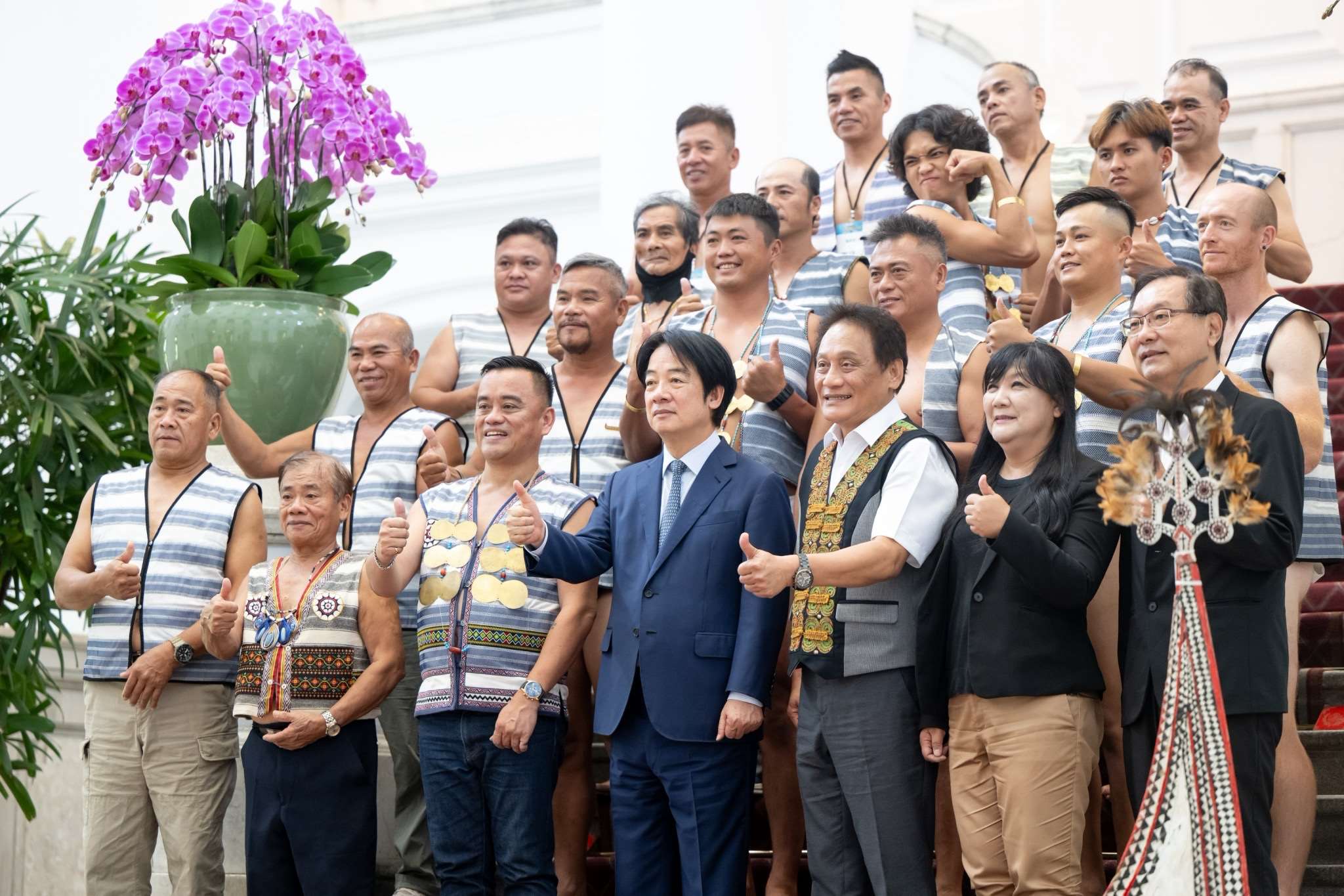 賴清德總統31日接見「蘭嶼巴丹三百年首航」船隊，並欣賞蘭嶼族人進行傳統戰舞及拋舟等文化展示。(圖：總統府)