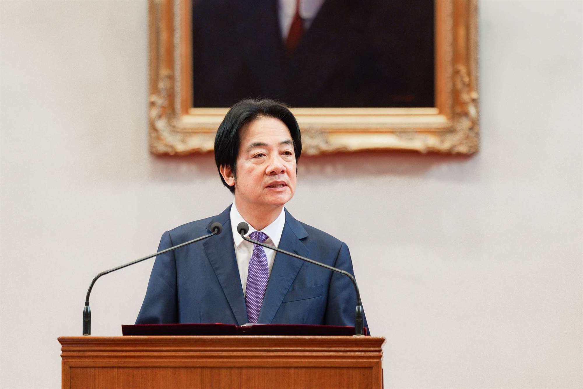 賴清德總統晚間透過臉書發文表示，今天下午南投縣消防局伍姓消防同仁在信義鄉濁水溪執行搜救任務時，因救生艇翻覆落水，經全力搶救後仍宣告不治，令人感到沉痛與不捨。資料照。 (總統府提供)