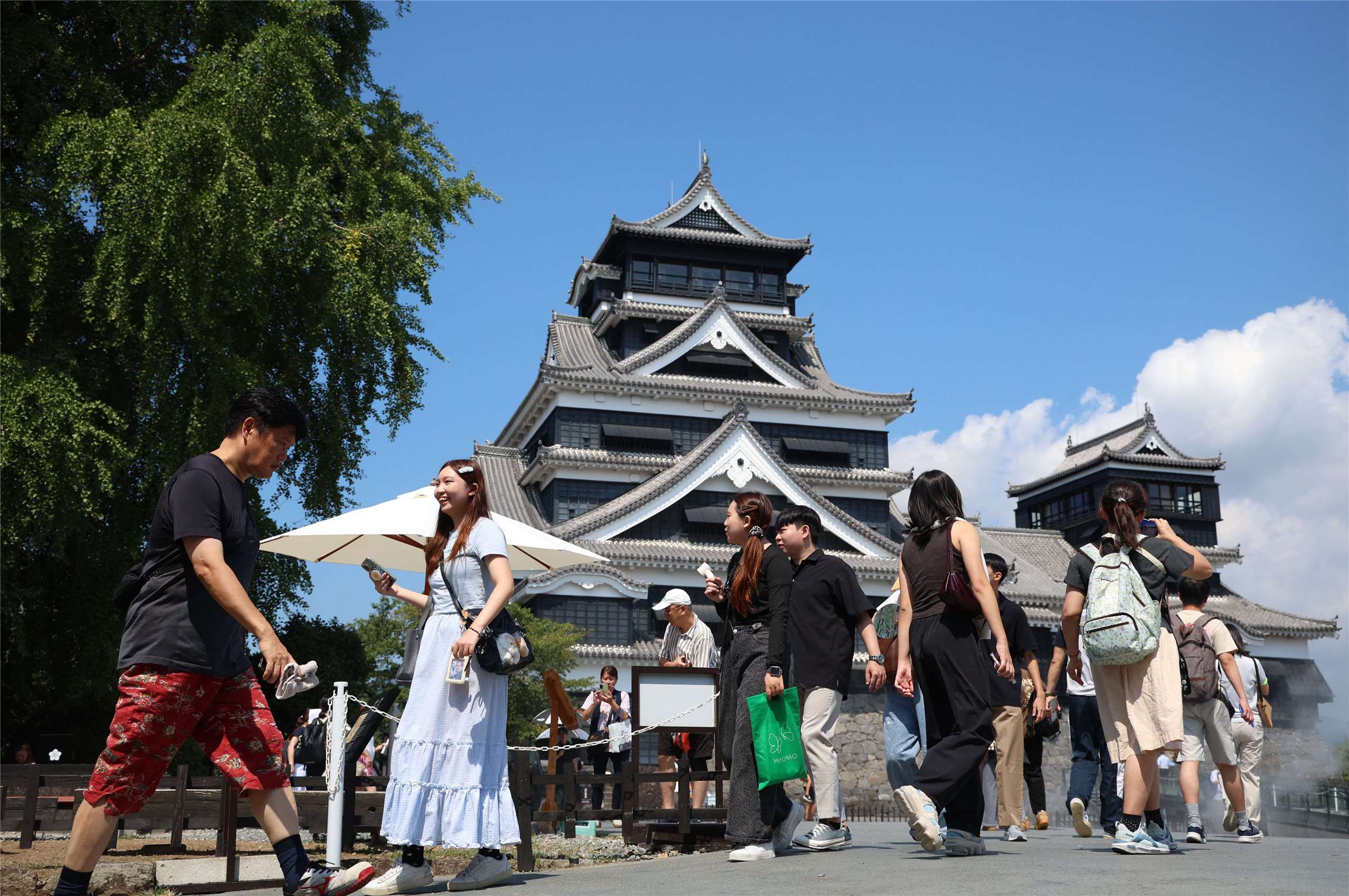 熊本城13日首度在地震後開放遊客參觀。