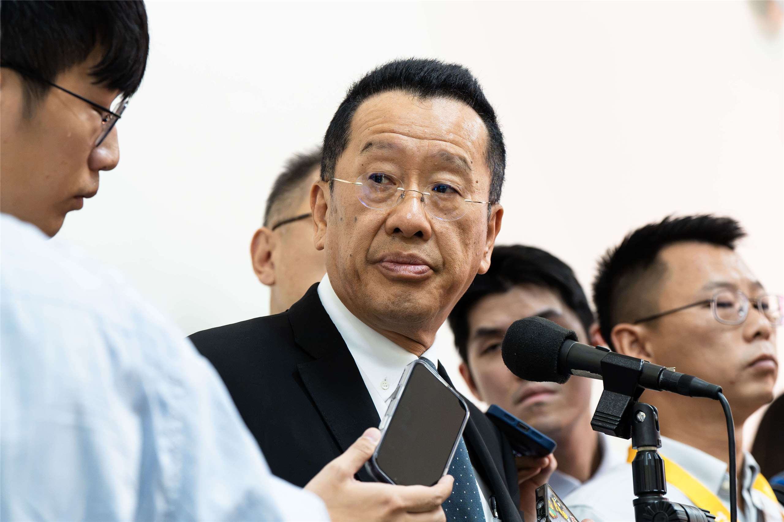共軍疑似針對國軍漢光演習展開「聯合戰備警巡」，國防部長顧立雄5日在立法院強調，國軍已有因應方案，不會因中共的騷擾而中斷演習科目。(楊仁翔 攝)