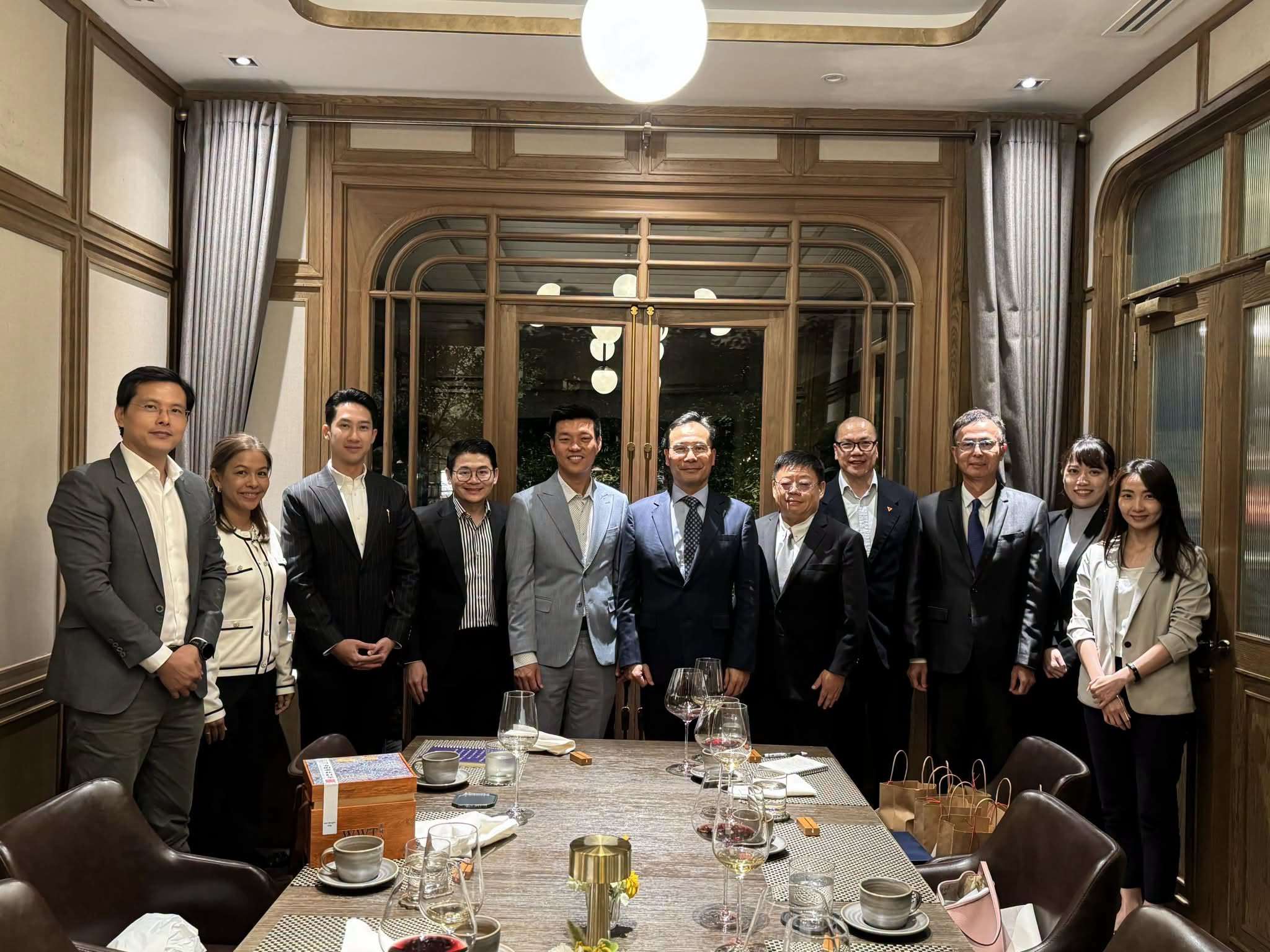 泰國最大在野黨、人民黨黨魁納塔蓬(Natthaphong Ruengpanyawut)20日晚間與駐泰代表藍夏禮及代表處一行人共進晚餐。(圖：Natthaphong Ruengpanyawut臉書)