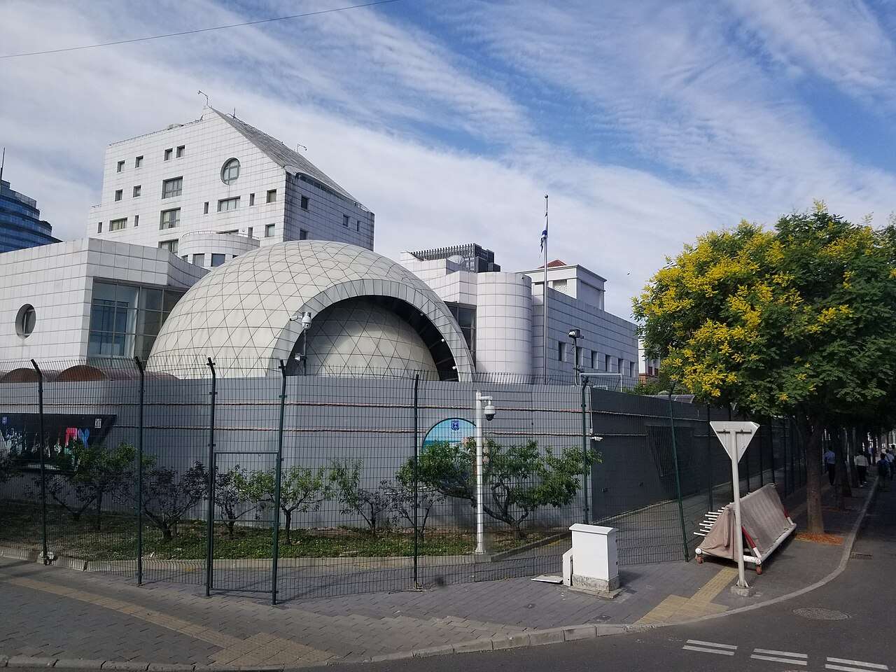 以色列在今年6月首次宣佈閉館消息，駐成都總領事館於7月正式停止運作。圖為以色列駐華使館外觀。(圖：維基百科)