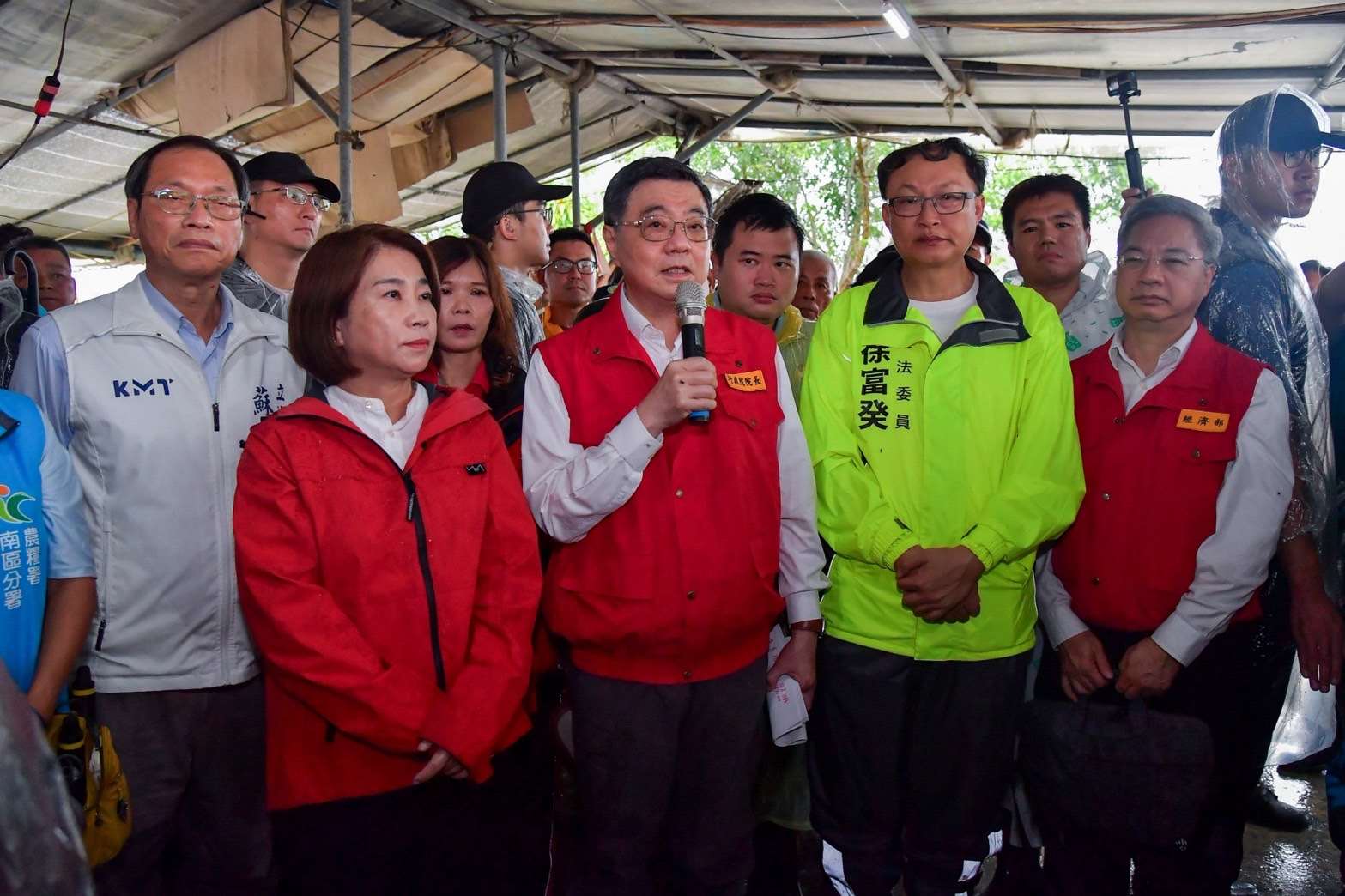 行政院長卓榮泰(中)25日前往屏東勘災，視察農損及排水工程。(圖：行政院提供)