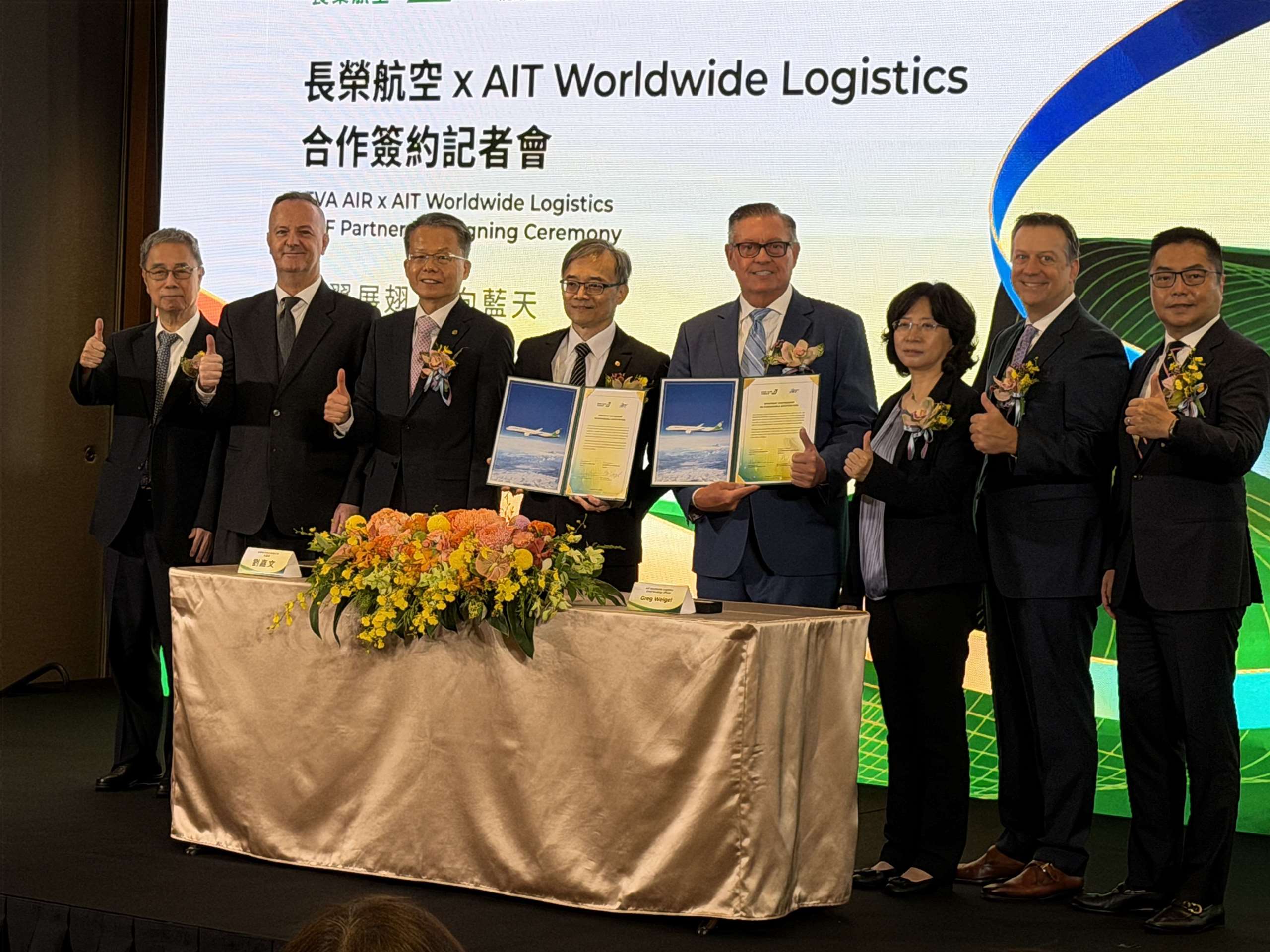 長榮航空永續長劉嘉文(中左)25日在台北和AIT策略長Greg Weigel(中右)在民航局長何淑萍(右3)、美國在台協會商務組副組長高宇文(左2)和長榮航空總經理孫嘉明(左3)、台塑石化總經理林克彥(左)、AIT全球營運執行副總裁Ryan Carter(右2)以及台灣微軟公共曁法律事務部總經理施立成(右)見證下簽署合作，雙方將於未來兩年推動「綠運輸計畫」。(吳琍君 攝)