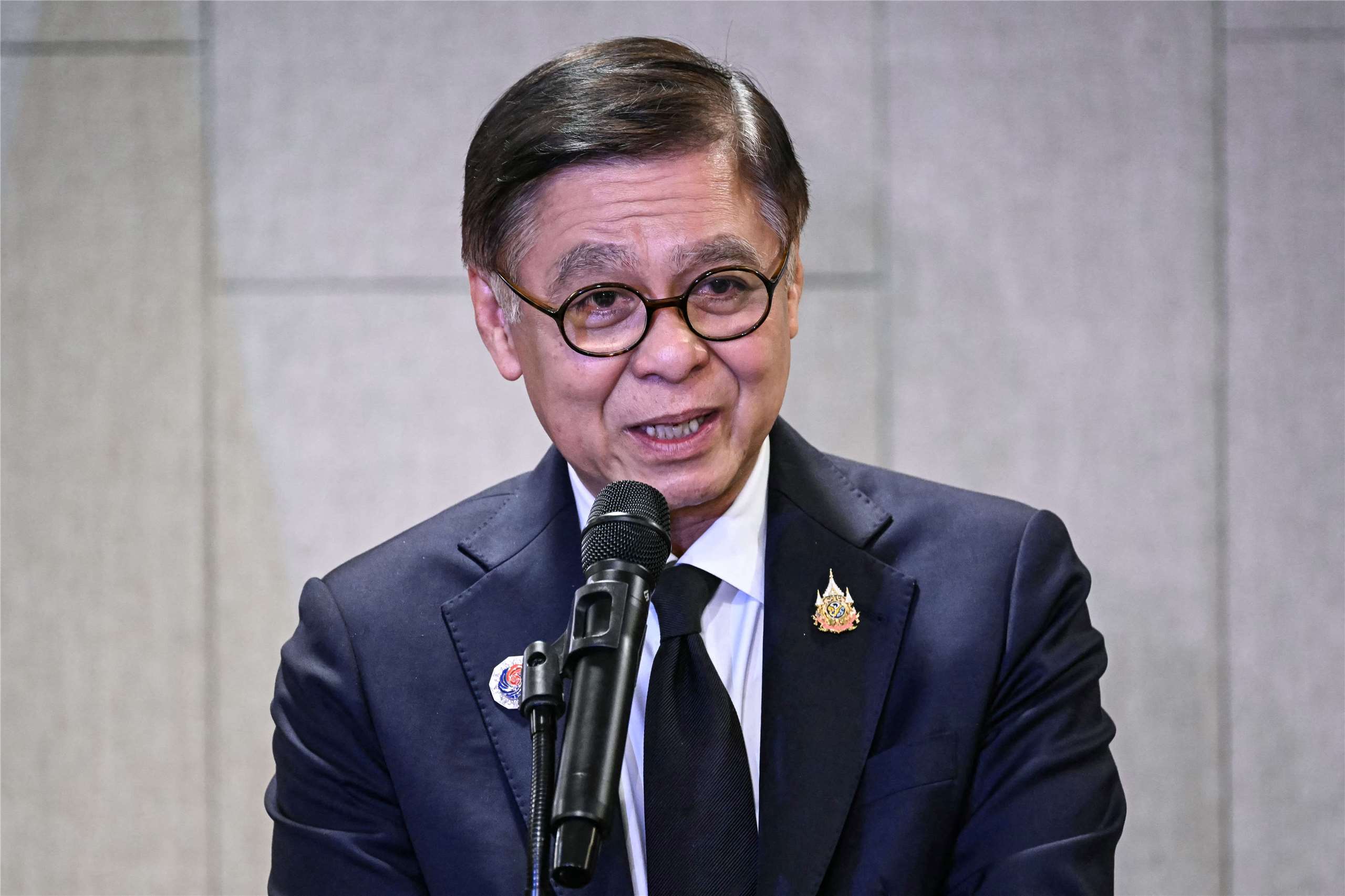 中國粉絲追星惹議，泰國副總理兼外長希哈薩(Sihasak Phuangketkeow)表示，泰國會依法執行移民及入境相關規定，但同時也應確保旅客在泰國停留期間及返國後，都能留下良好印象，在依法行政與便利旅客之間取得平衡。資料照。