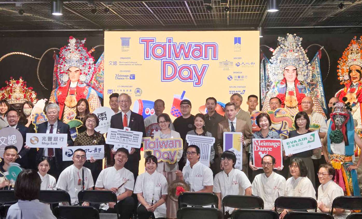 文化總會31日舉行「Taiwan Day」記者會，宣布9月將帶著北管、陣頭、當代舞前進波蘭，副總統蕭美琴親(第二排中)自到場為出訪團隊打氣。(江昭倫 攝)