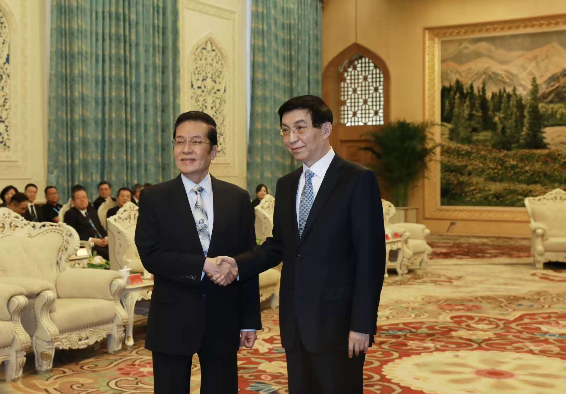 國民黨今天(11日)發布新聞稿表示，國民黨副主席張榮恭代表國民黨出席在北京舉辦的第三屆海峽兩岸中華文化峰會，上午在人民大會堂與中共中央政治局常委王滬寧進行會見。(國民黨提供)