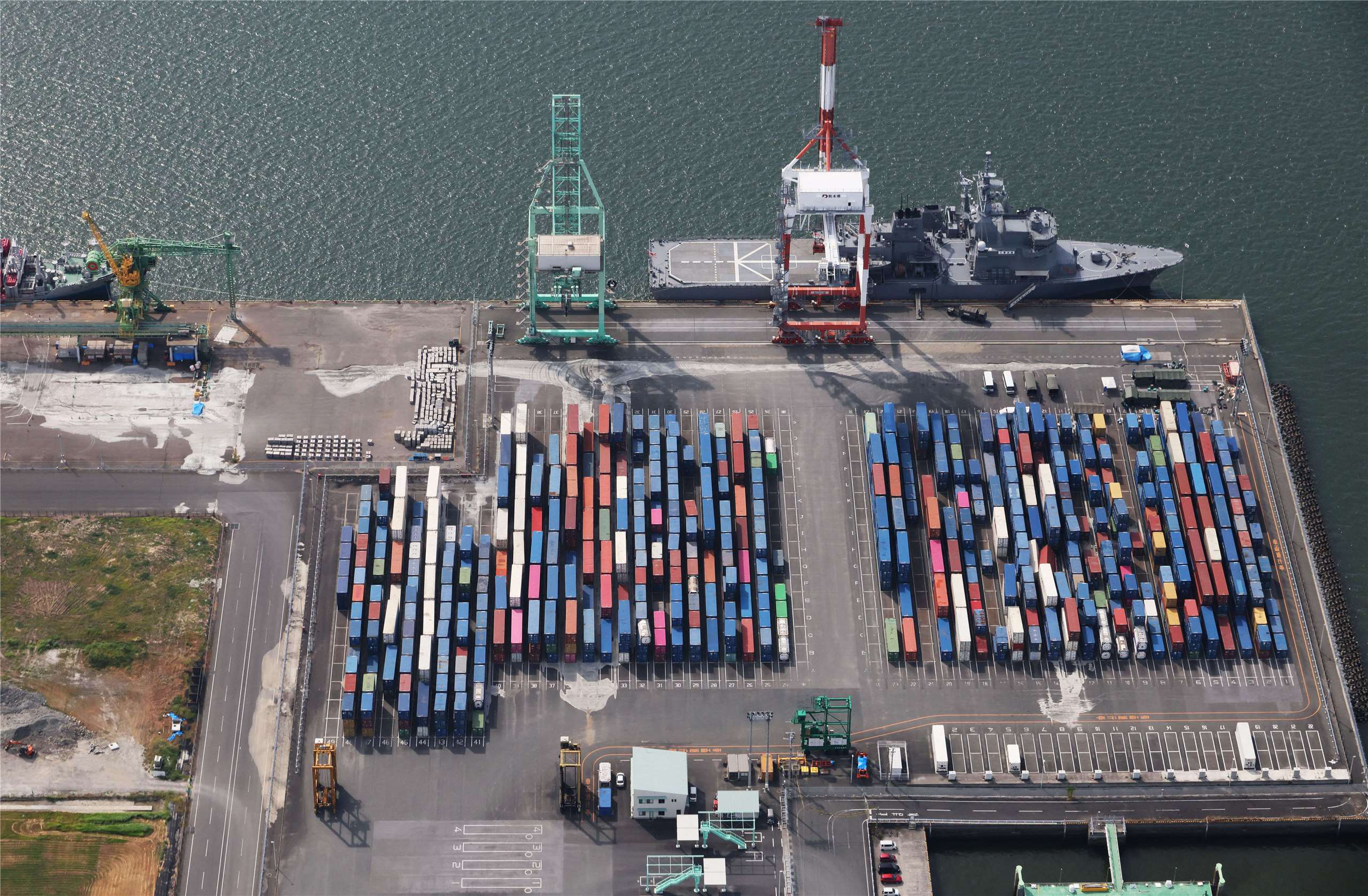 上個月日本熊本強震，造成八代港堤防龜裂、港口土壤液化而出現落差、裂縫等。圖為空拍八代港。(Tadashi Okubo/讀賣新聞/AFP)