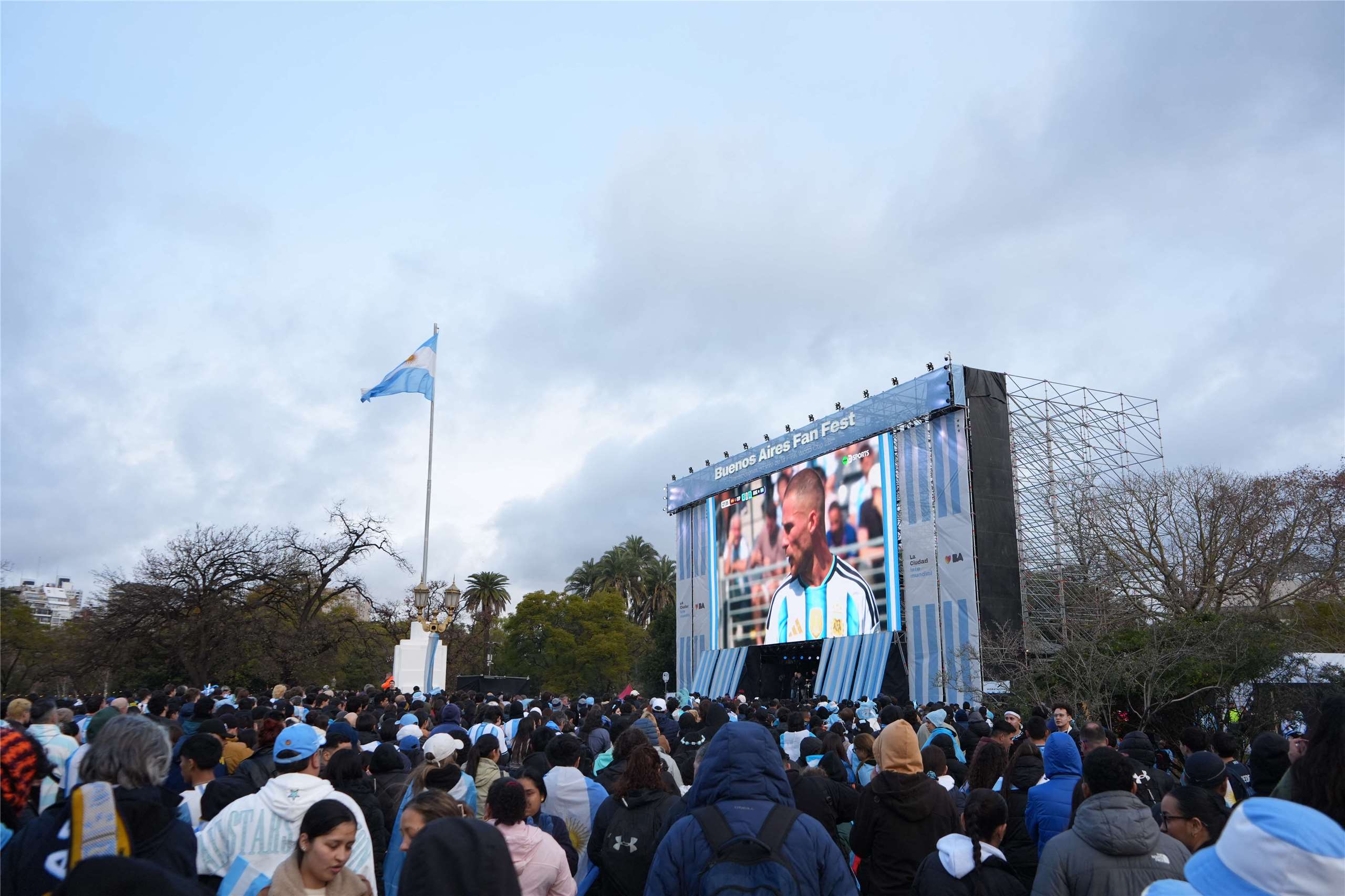 FIFA世界盃足球賽期間，身著國家隊球衣、揮舞國旗的阿根廷球迷，在首都布宜諾斯艾利斯的大螢幕上觀看阿根廷與西班牙的世界盃決賽直播。(AFP)