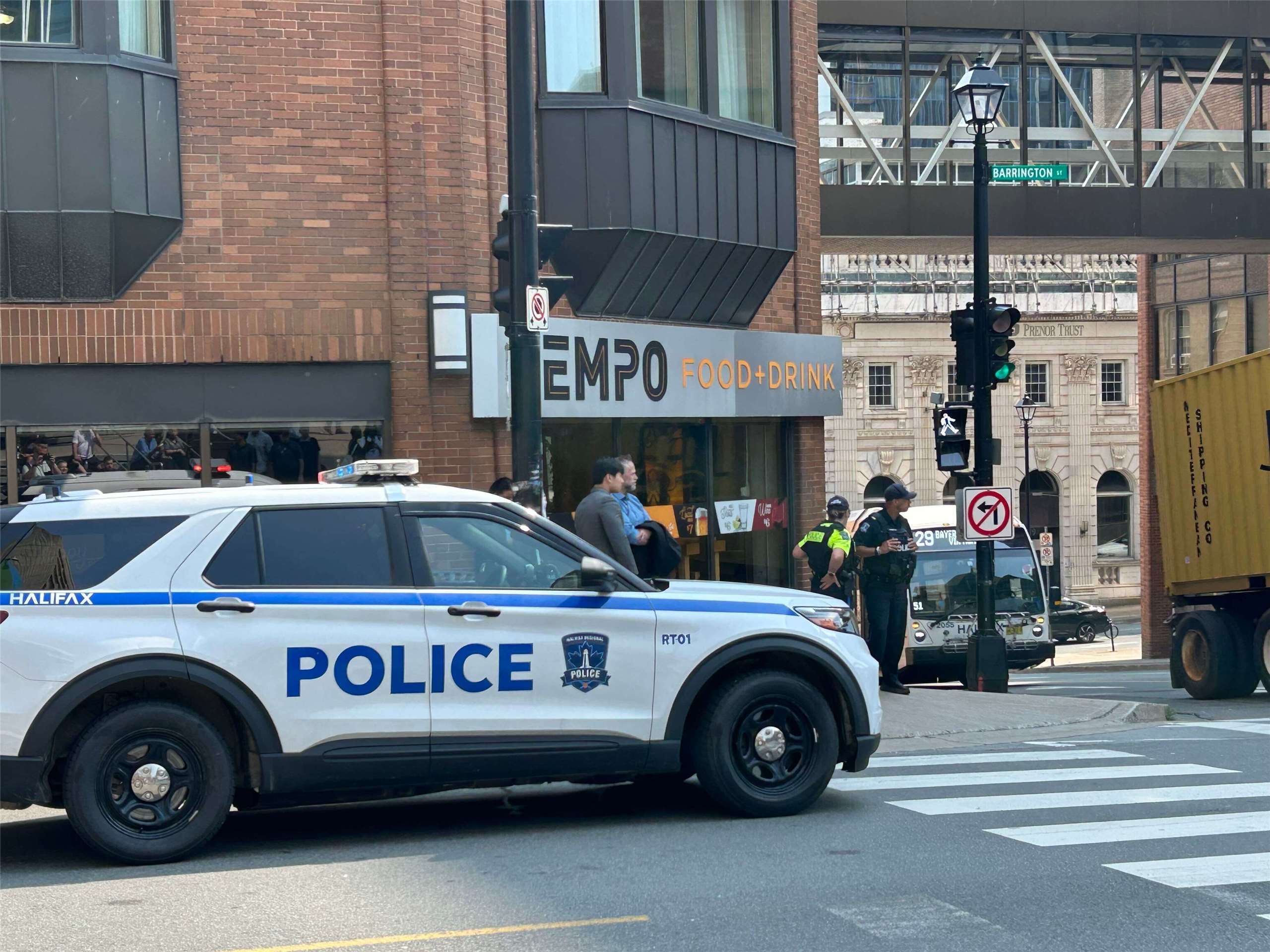 加拿大警方11日指控一名男子對美國駐哈利法克斯領事館發出炸彈威脅。圖為警方一度封鎖相關區域。