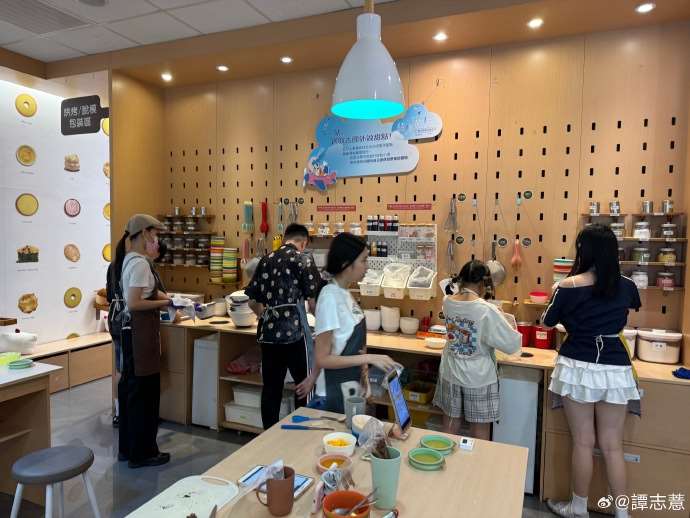 自助式蛋糕DIY，店裡備妥各種烘焙器具與材料，只要跟著iPad上的影片和步驟操作，就能從備料、攪拌、烘烤到裝飾，親手完成屬於自己的蛋糕，也讓人更體會一份甜點背後其實需要不少時間與細心。
