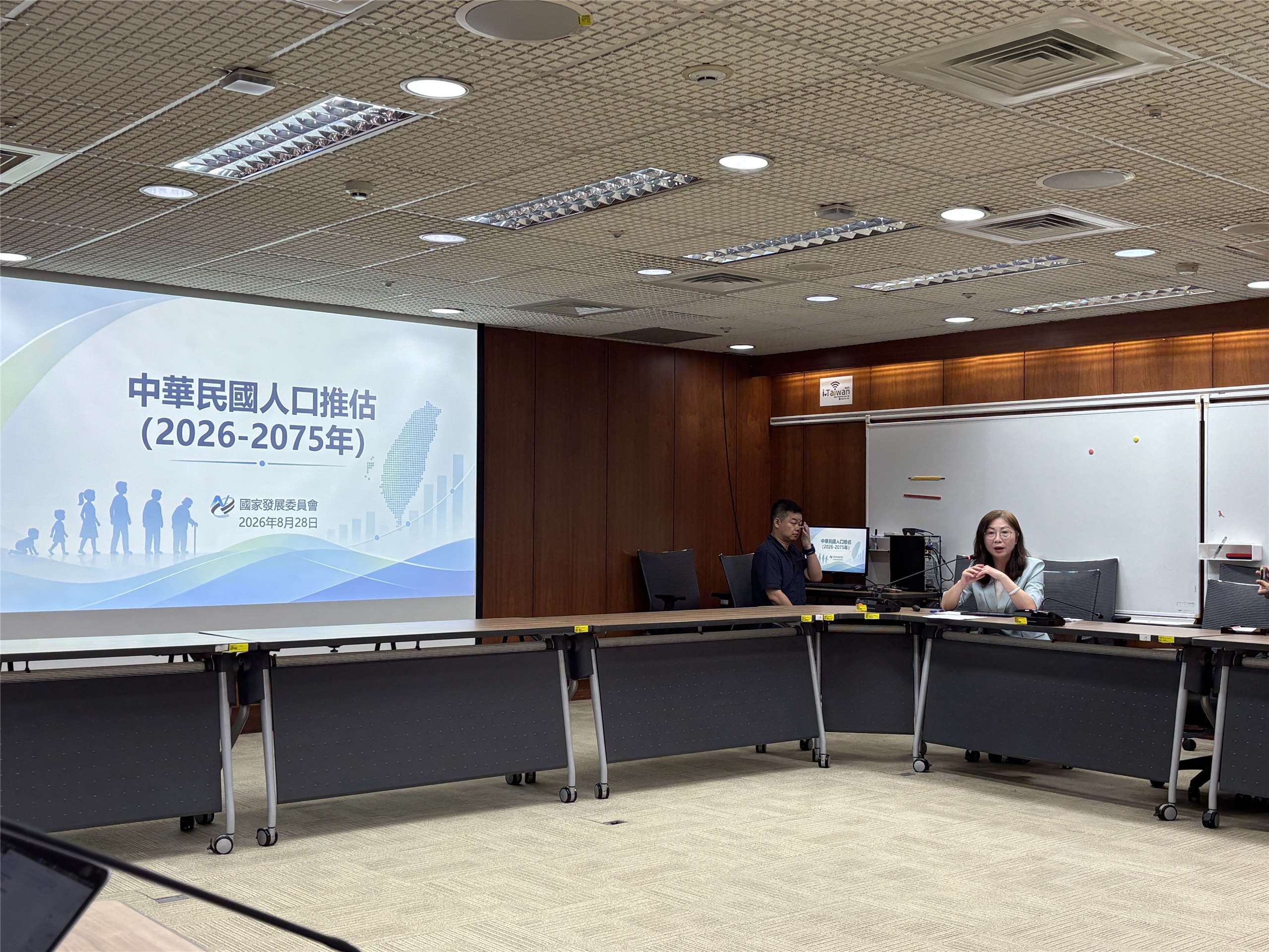 國發會人力發展處處長謝佳宜說明最新「中華民國人口推估（2026年至2075年）」。(楊文君 攝)