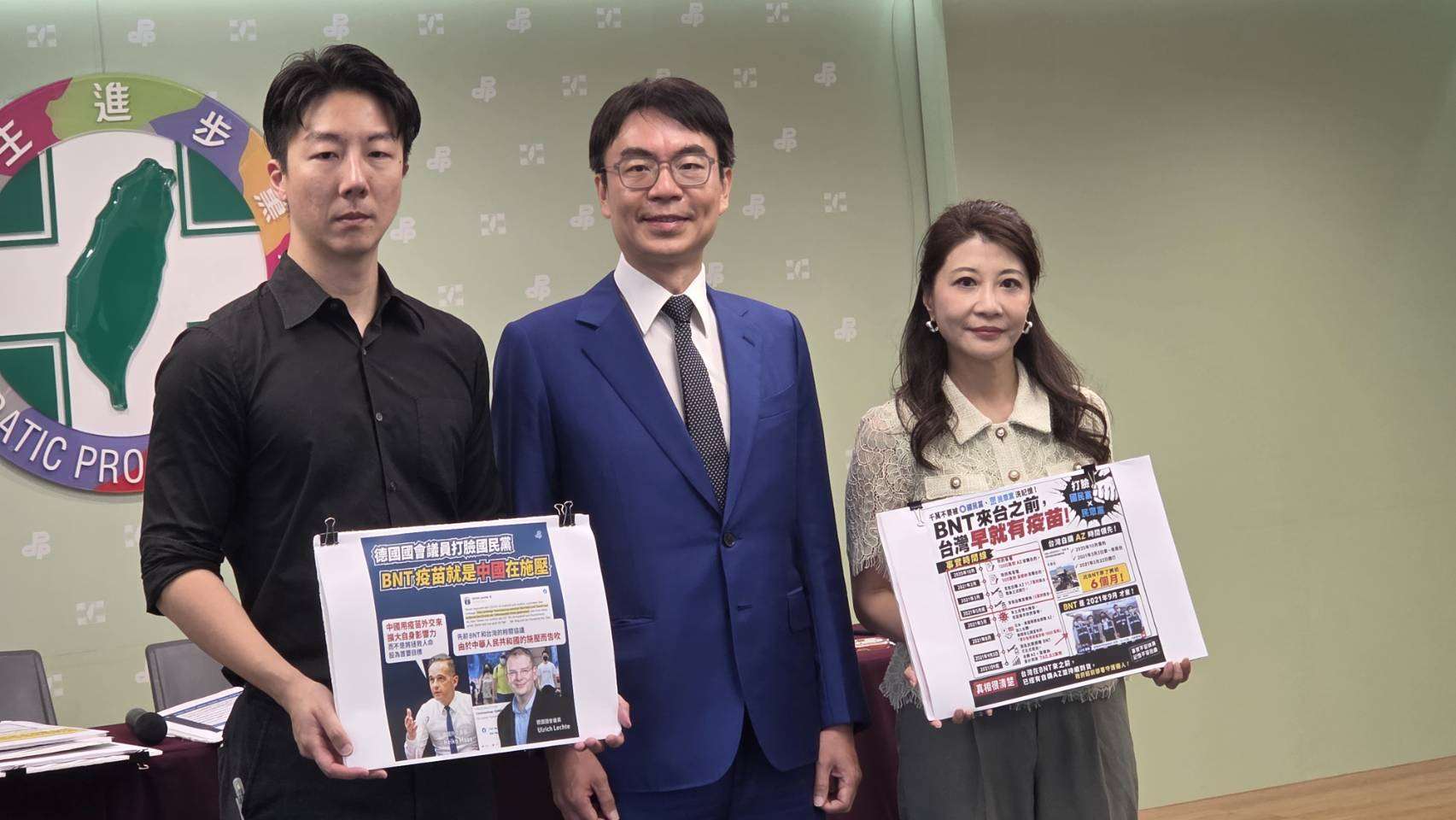 慈濟基金會在新冠疫情期間為採購BNT疫苗遭疫苗掮客詐騙新台幣逾10億元引發熱議，民進黨發言人吳崢(左一)、南投縣長參選人温世政(中)、發言人林楚茵(右)召開記者會，公布藍、白陣營當年抨擊時任防疫指揮官陳時中的言論與時間軸，要求台北市長蔣萬安等相關政治人物應為當年抹黑陳時中致歉。(劉玉秋攝)