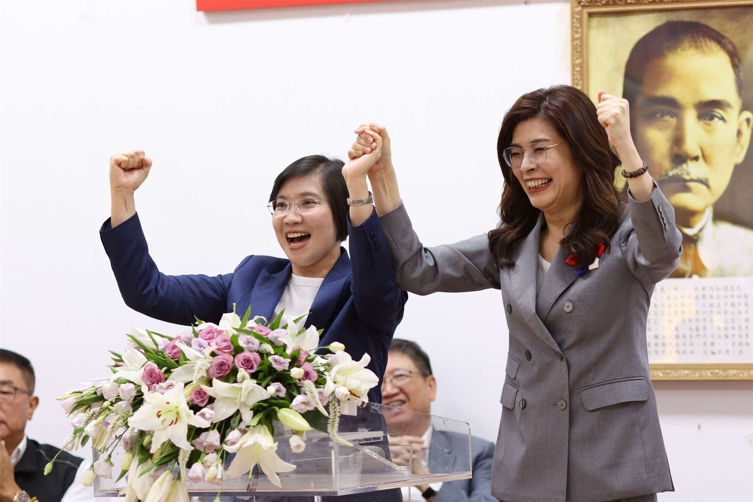 國民黨行動中常會今天(5日)移師新竹縣舉行，國民黨主席鄭麗文(右)牽起國民黨新竹縣長參選人徐欣瑩(左)的手高喊「凍蒜」。（國民黨提供）