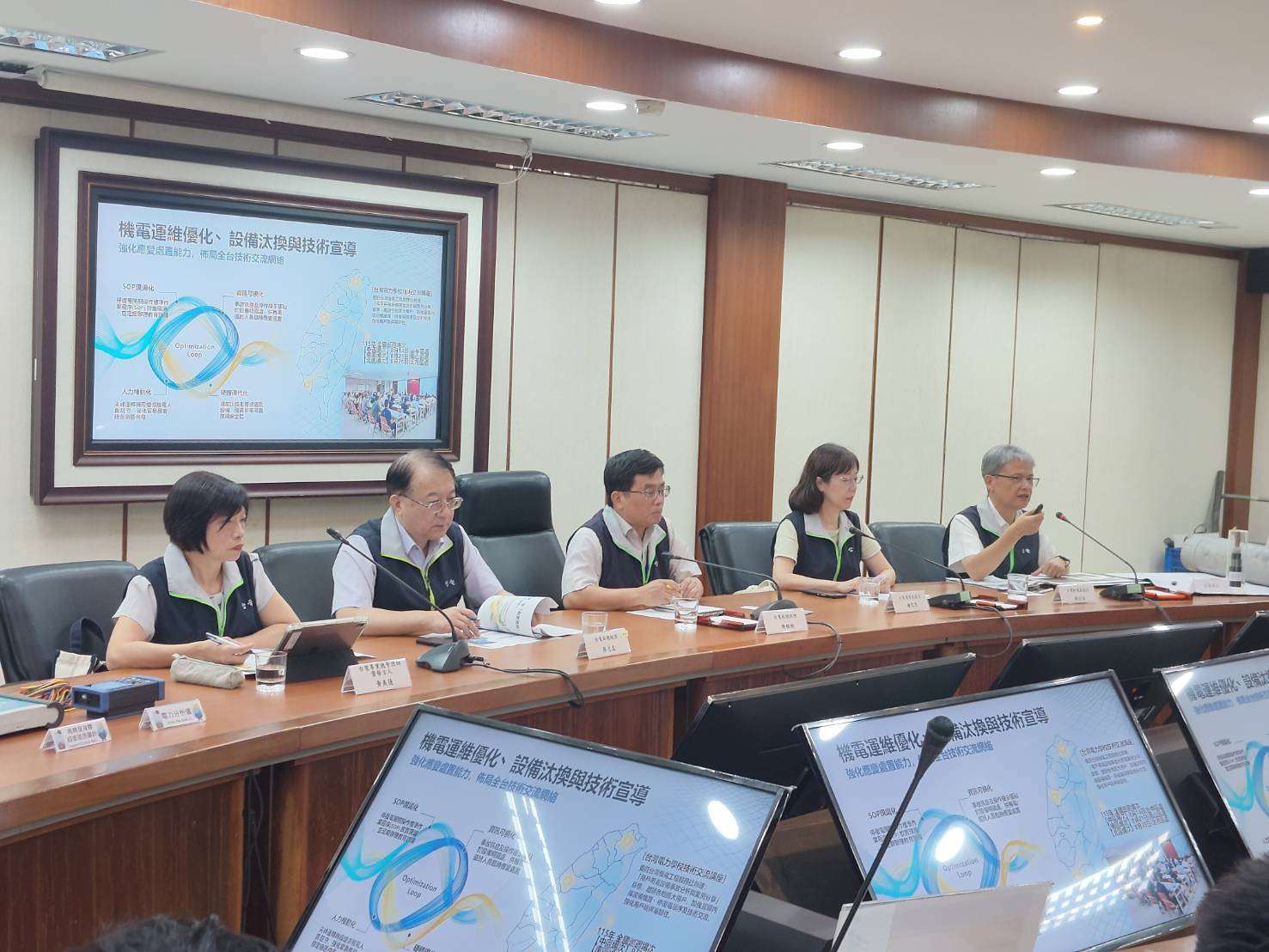 台電18日於經濟部舉行「地下線路更新」記者會。早期建置的地下線路陸續進入更新階段，區域供電能力也須同步調整，台電盤點六都優先改善區域，橫跨18個行政區，推動地下線路更新計畫，強化城市電力韌性。(圖：台電官網)