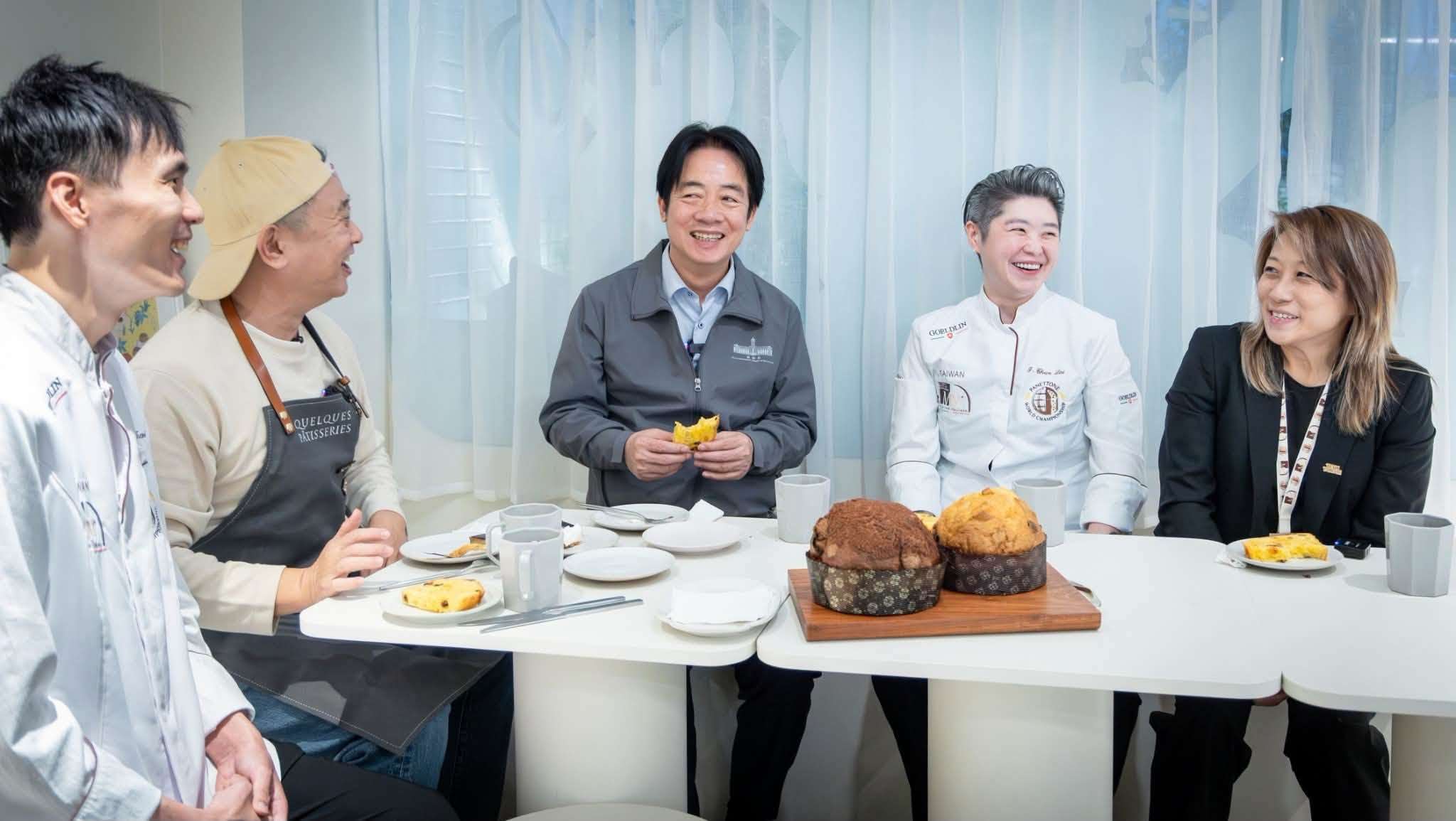 賴總統日前拜訪世界盃聖誕麵包大賽台灣隊隊長Chef Lai經營的甜點店。