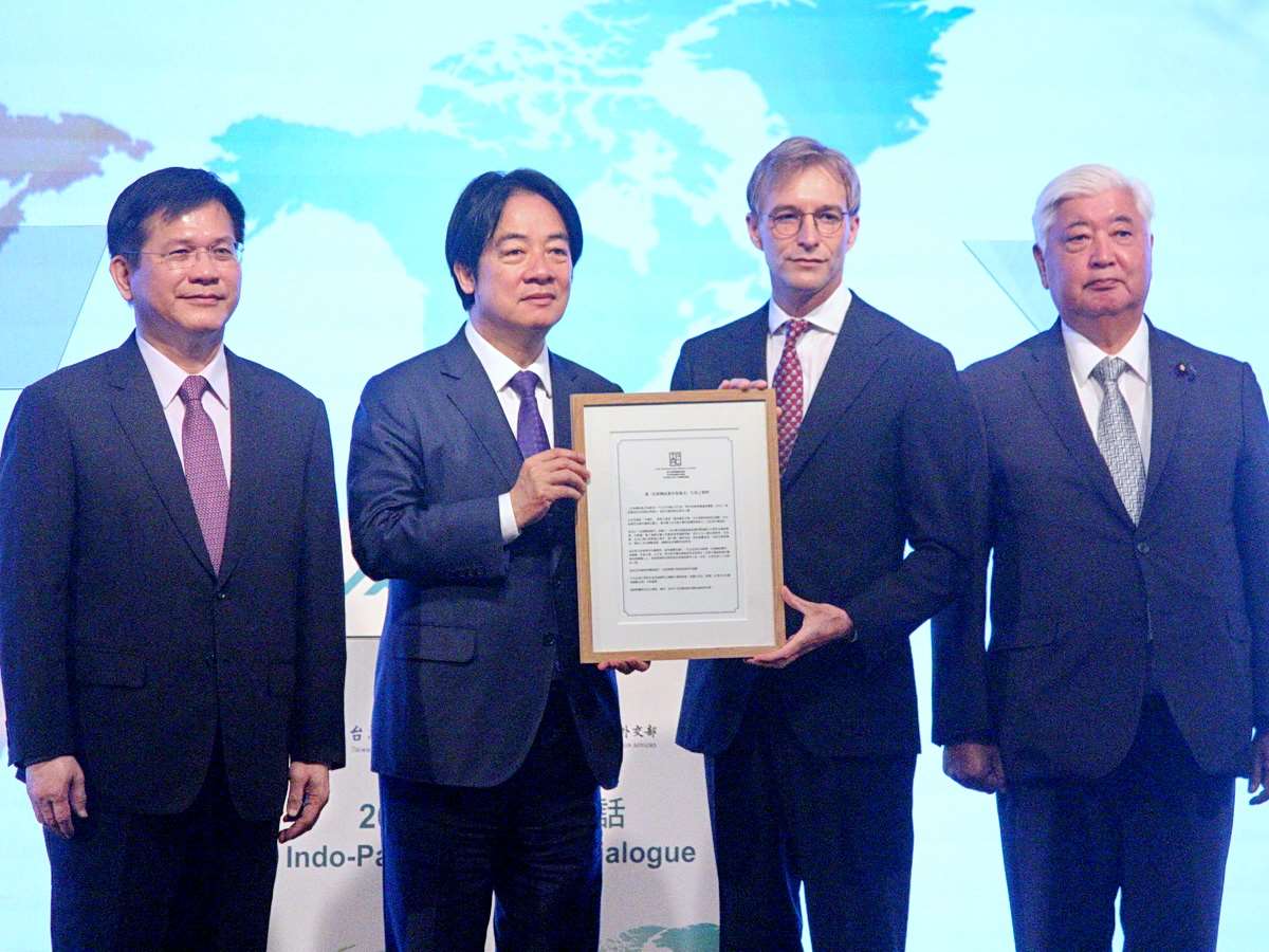「凱達格蘭論壇」4日舉辦，對中政策跨國議會聯盟日本共同主席中谷元(右二)、執行主任裴倫德(右一)向賴清德總統(左二)呈贈譴責中國民族團結進步促進法違反基本人權的IPAC聲明，左一是外長林佳龍 (央廣記者王照坤 攝)