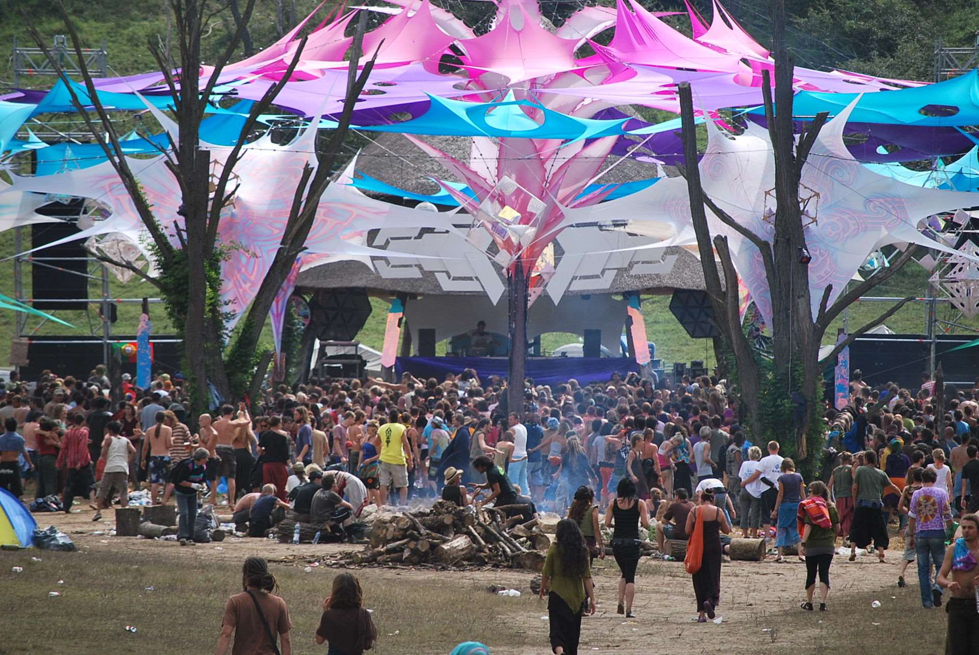 匈牙利奧佐拉音樂節(Ozora Festival)由於意外頻傳，主辦單位宣布提前結束，圖為往年活動的盛況。(維基百科)