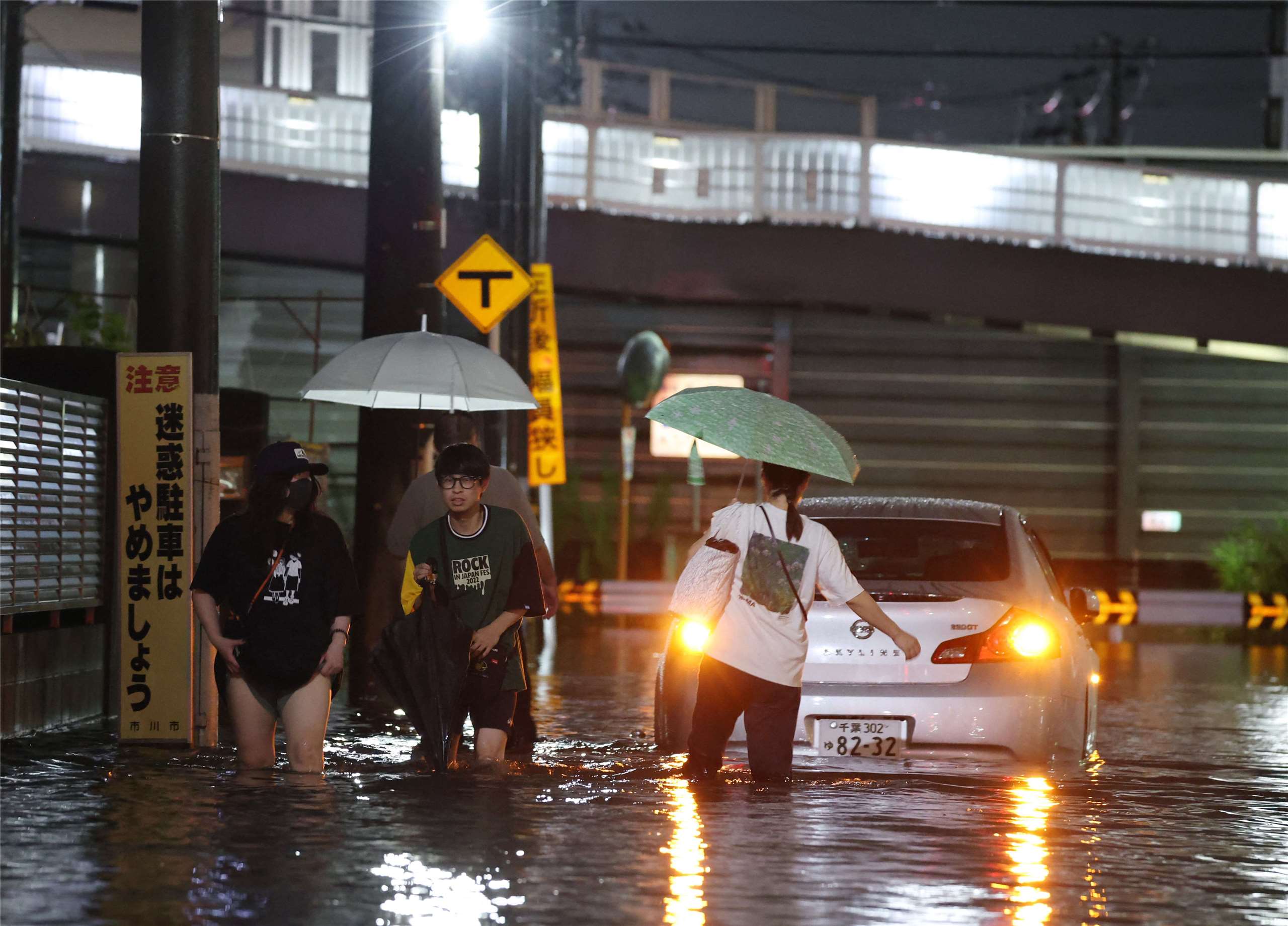 日本千葉縣13日晚間遭遇破紀錄豪雨，重創交通網。