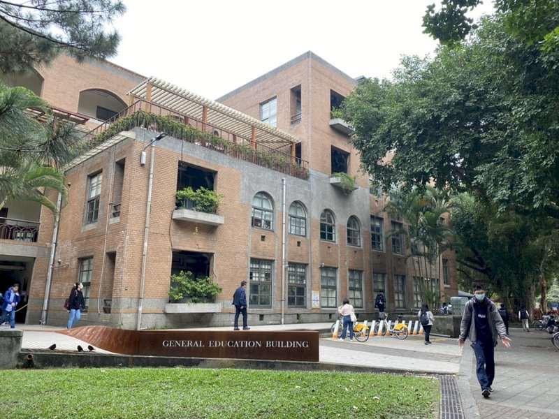 立法院明天(5日)將審查「大學法」修正草案，多個民間師生團體今天(4日)共同發表聲明。圖為台大校園一景。(圖 : 中央社)