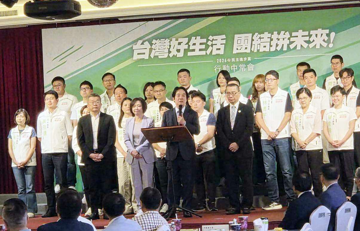 民進黨今天(5日)移師台中舉行行動中常會，兼任民進黨主席的賴清德總統率「台中隊」力挺台中市長參選人何欣純。(劉玉秋攝)