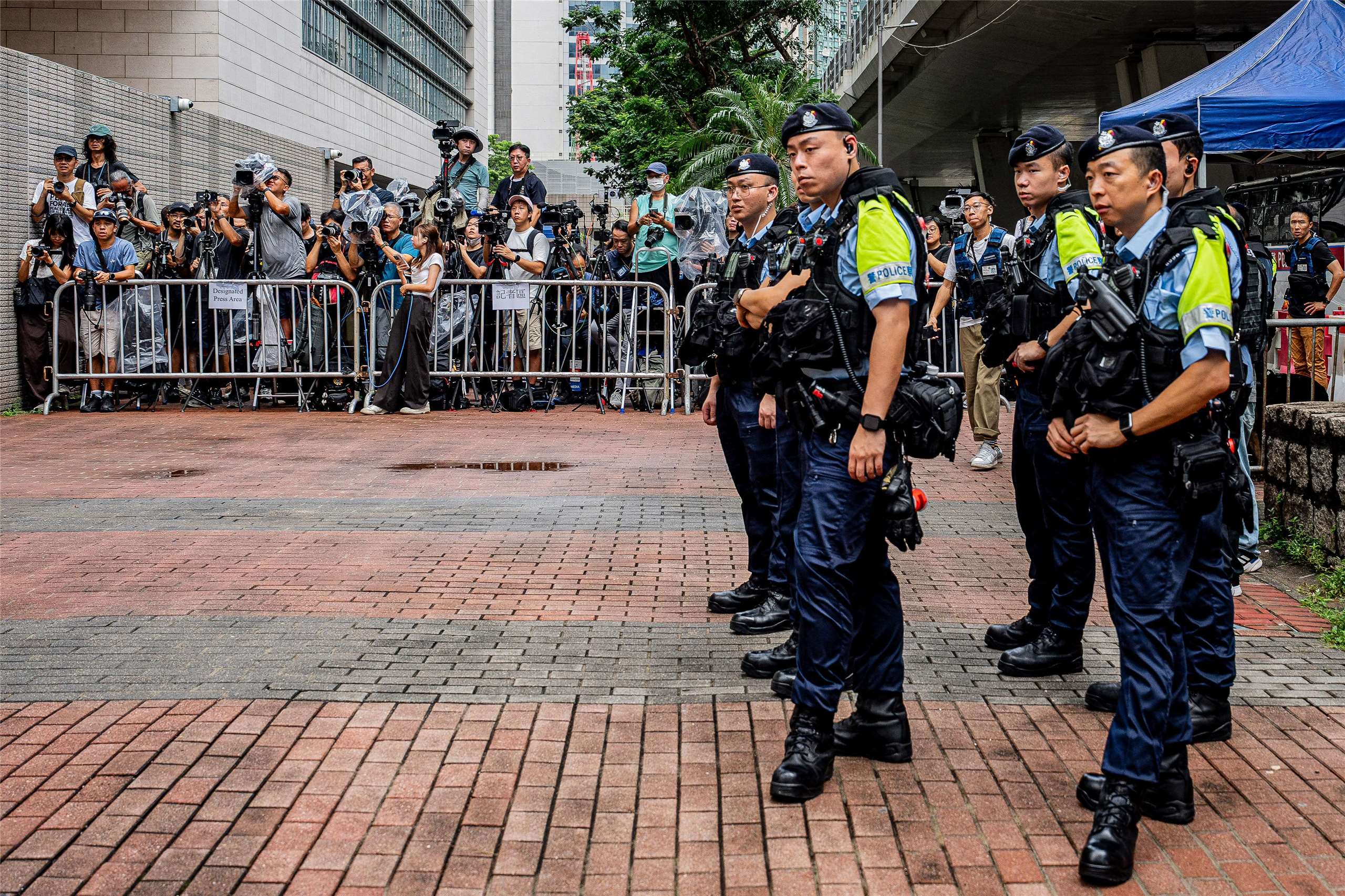 已解散的香港支聯會及其前主席李卓人、前副主席鄒幸彤，被控「煽動顛覆國家政權罪」案，21日吸引大批媒體聚集在西九龍法院採訪。